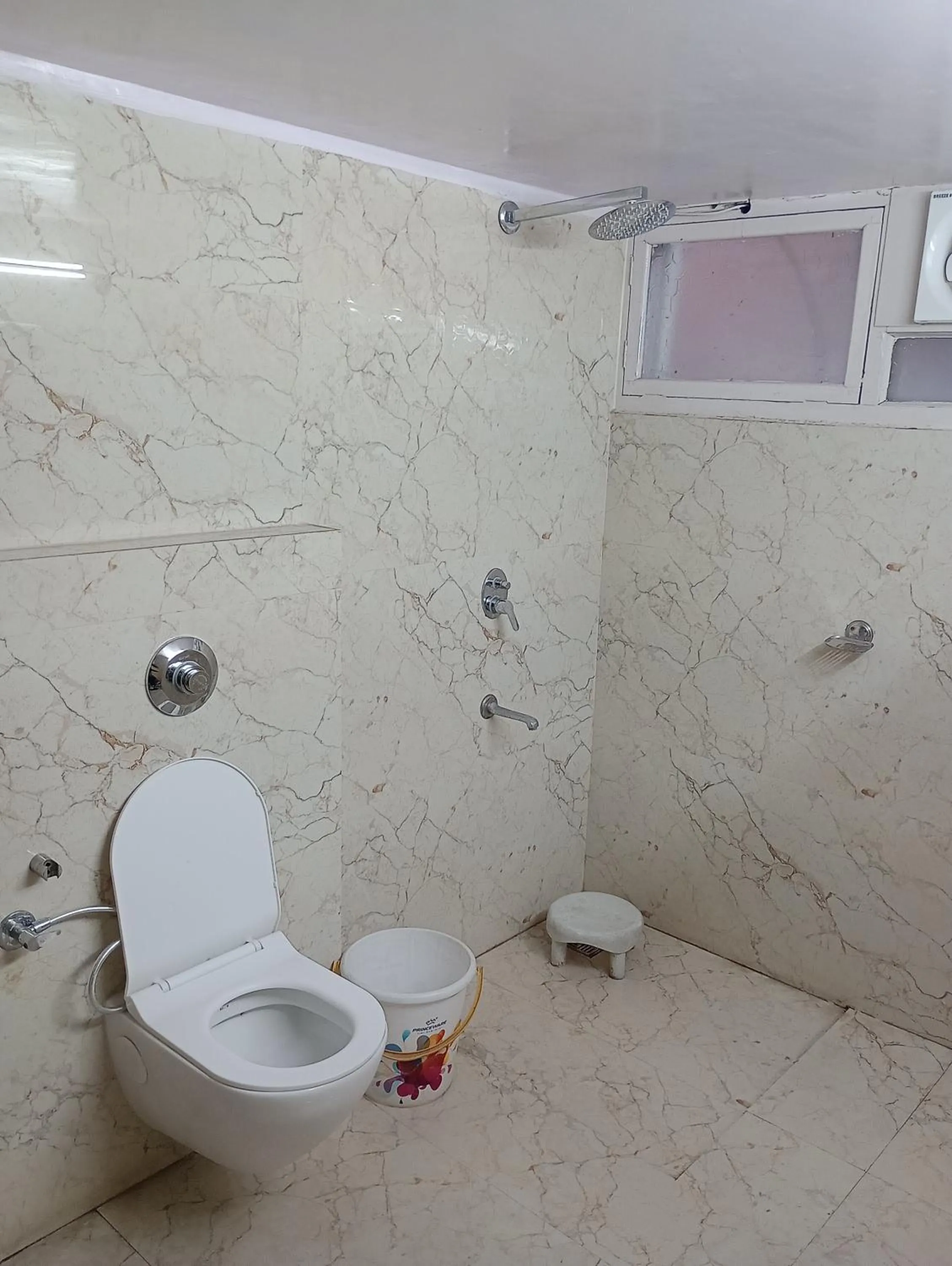 Bathroom in Hotel Airlines