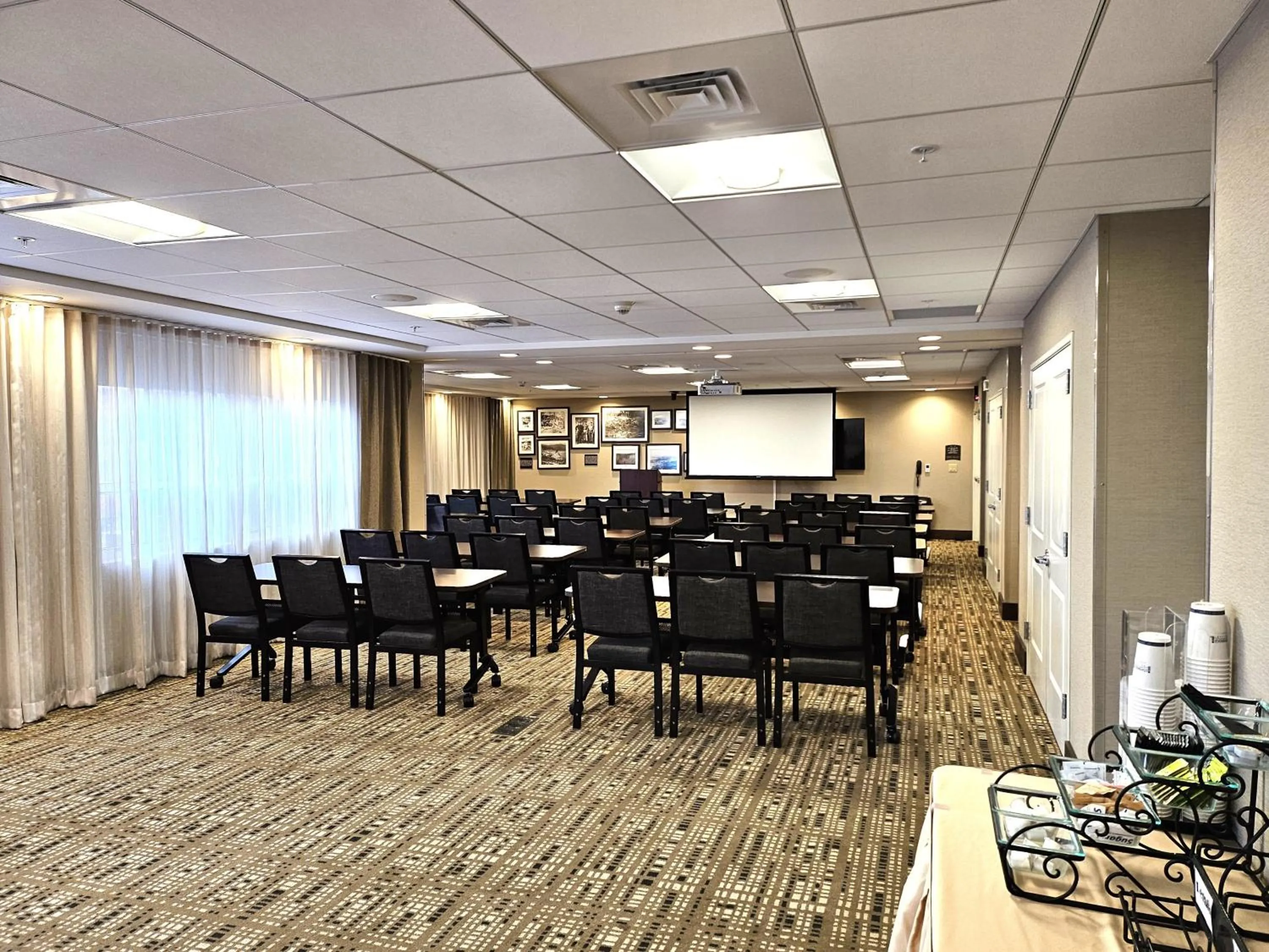 Meeting/conference room in Staybridge Suites Marquette by IHG