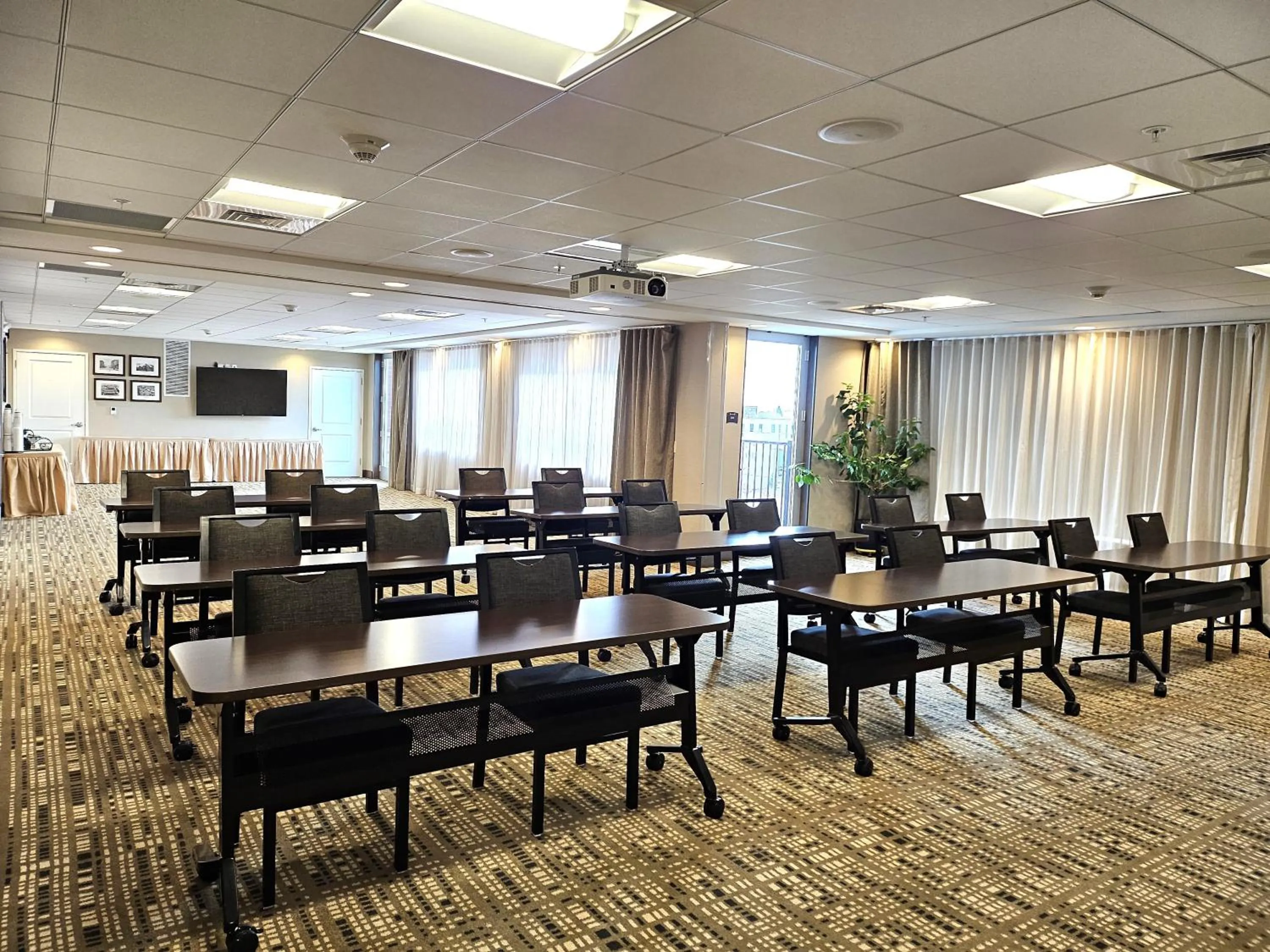 Meeting/conference room in Staybridge Suites Marquette by IHG