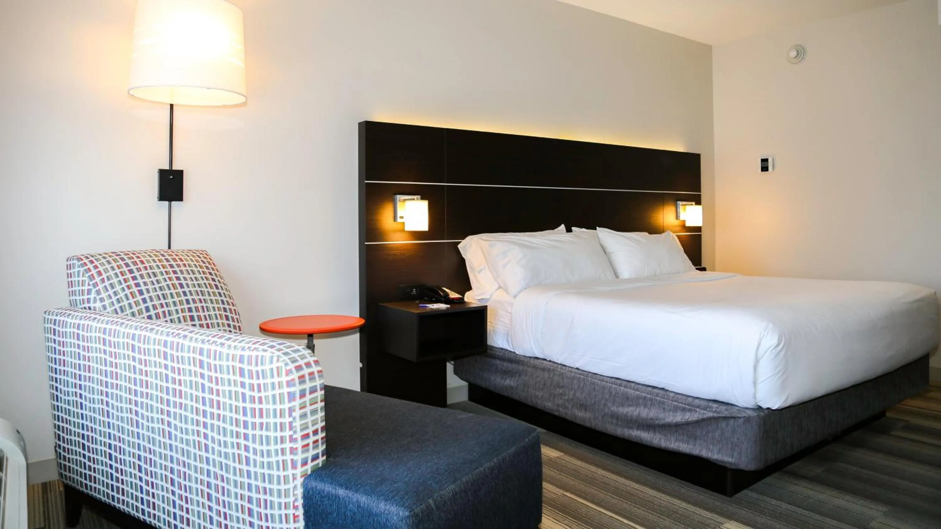 Photo of the whole room, Bed in Holiday Inn Express & Suites Kingston-Ulster by IHG