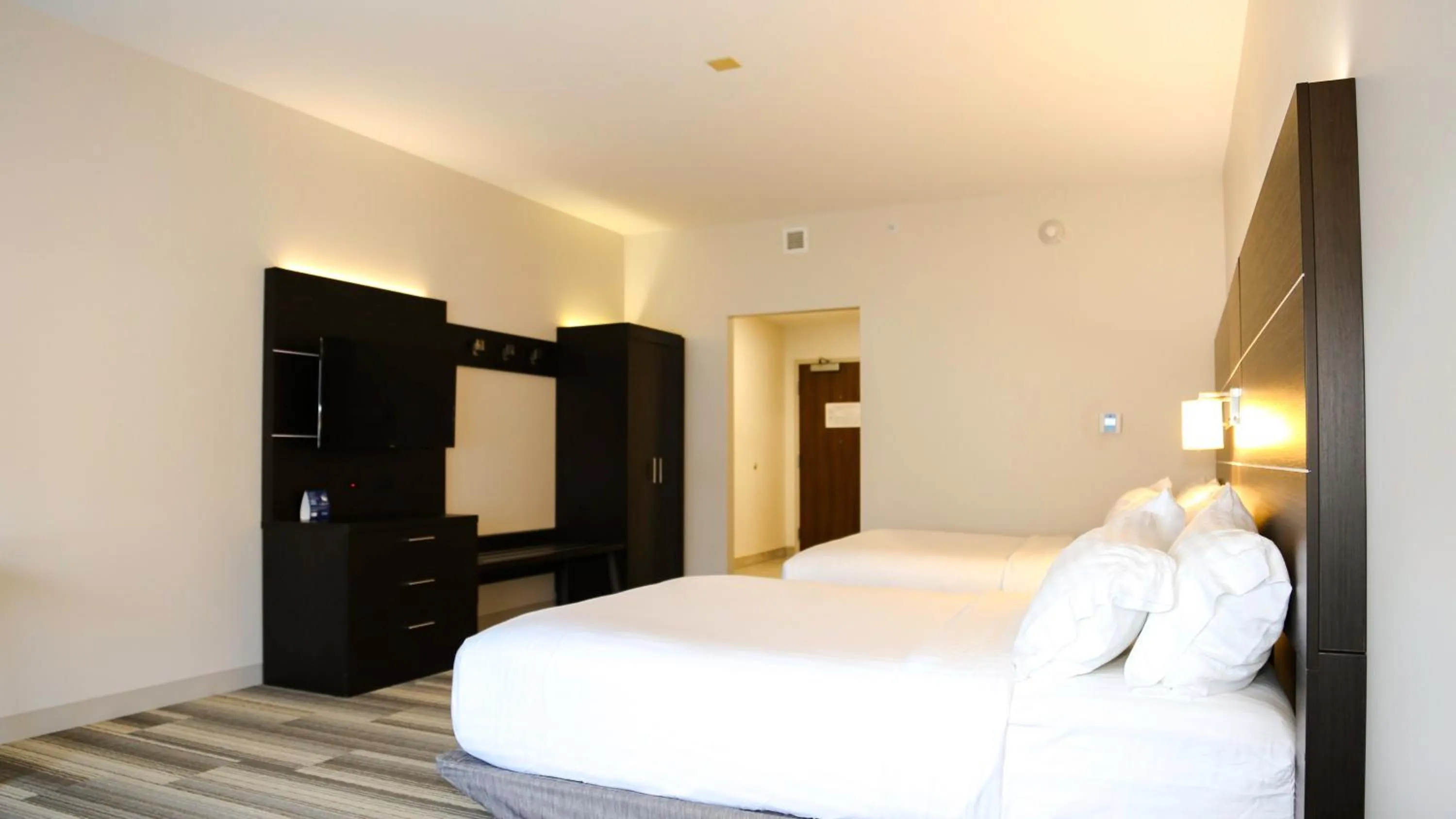 Photo of the whole room, Bed in Holiday Inn Express & Suites Kingston-Ulster by IHG