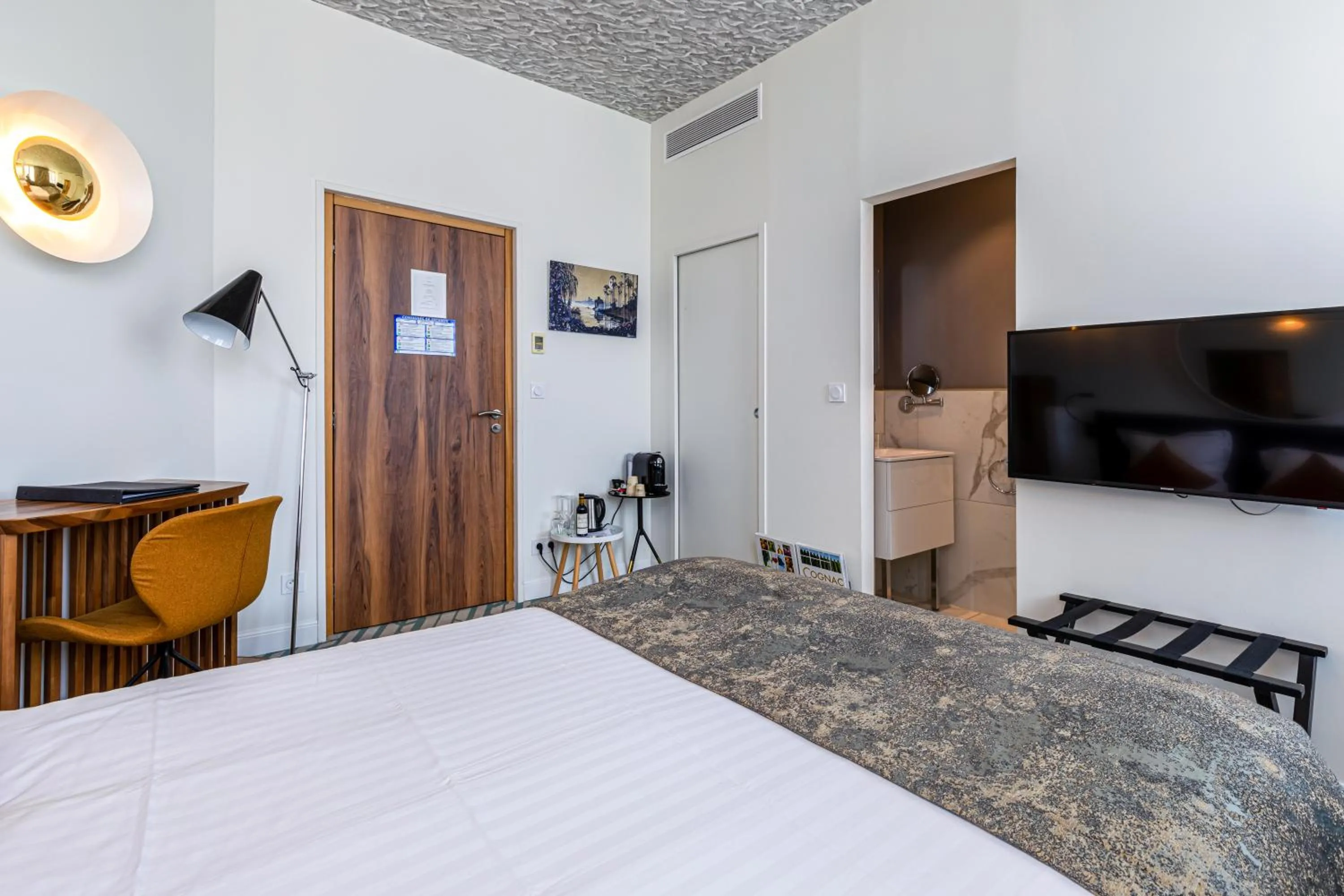 Bed in Hotel Le Saint Gelais