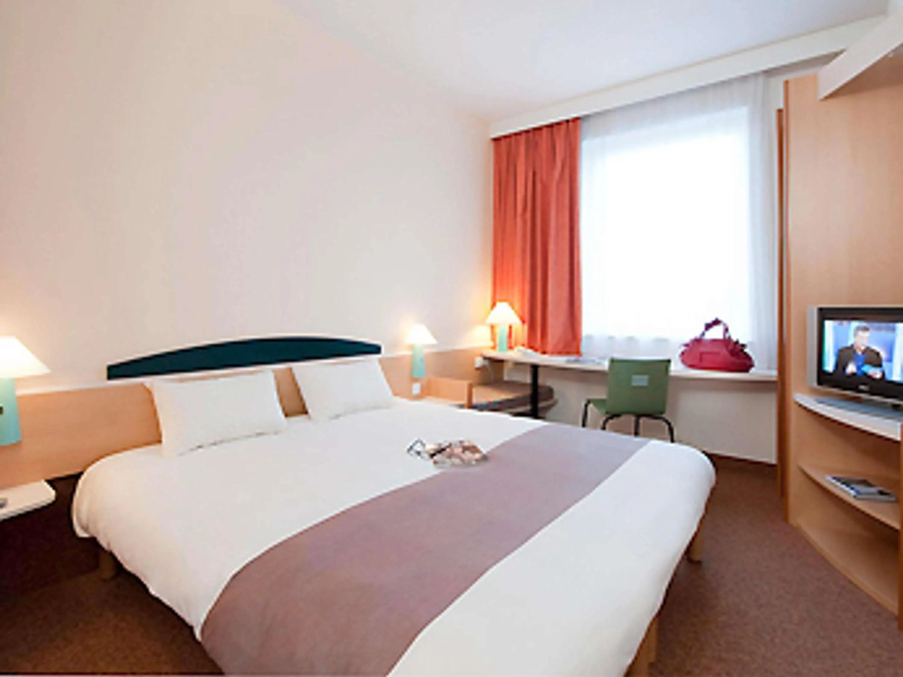 Bedroom, Bed in ibis Luxembourg Sud