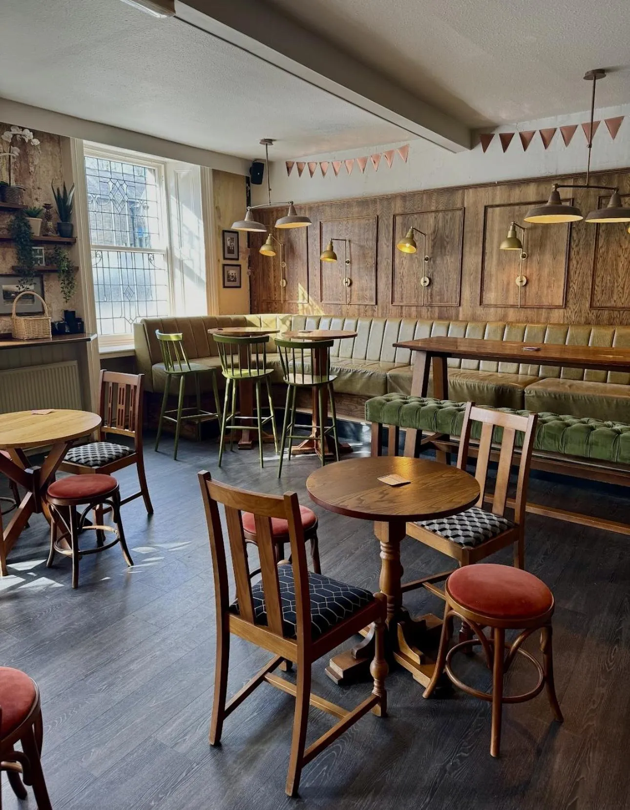 Lounge or bar in The Queens Head Hotel