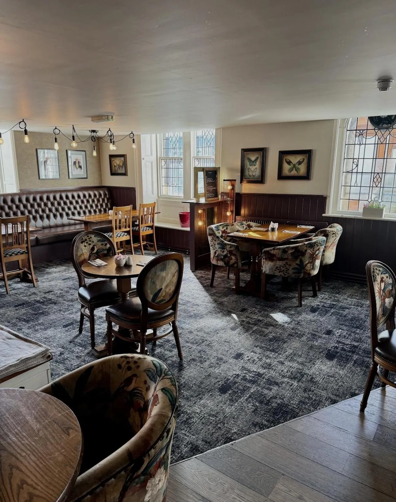 Dining area in The Queens Head Hotel