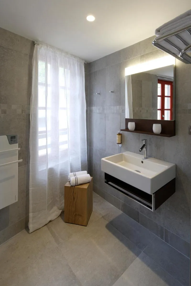 Bathroom, Bed in Les Maisons du Pont - Charme & Caractère