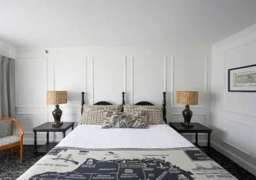 Bed in Cow Hollow Inn and Suites