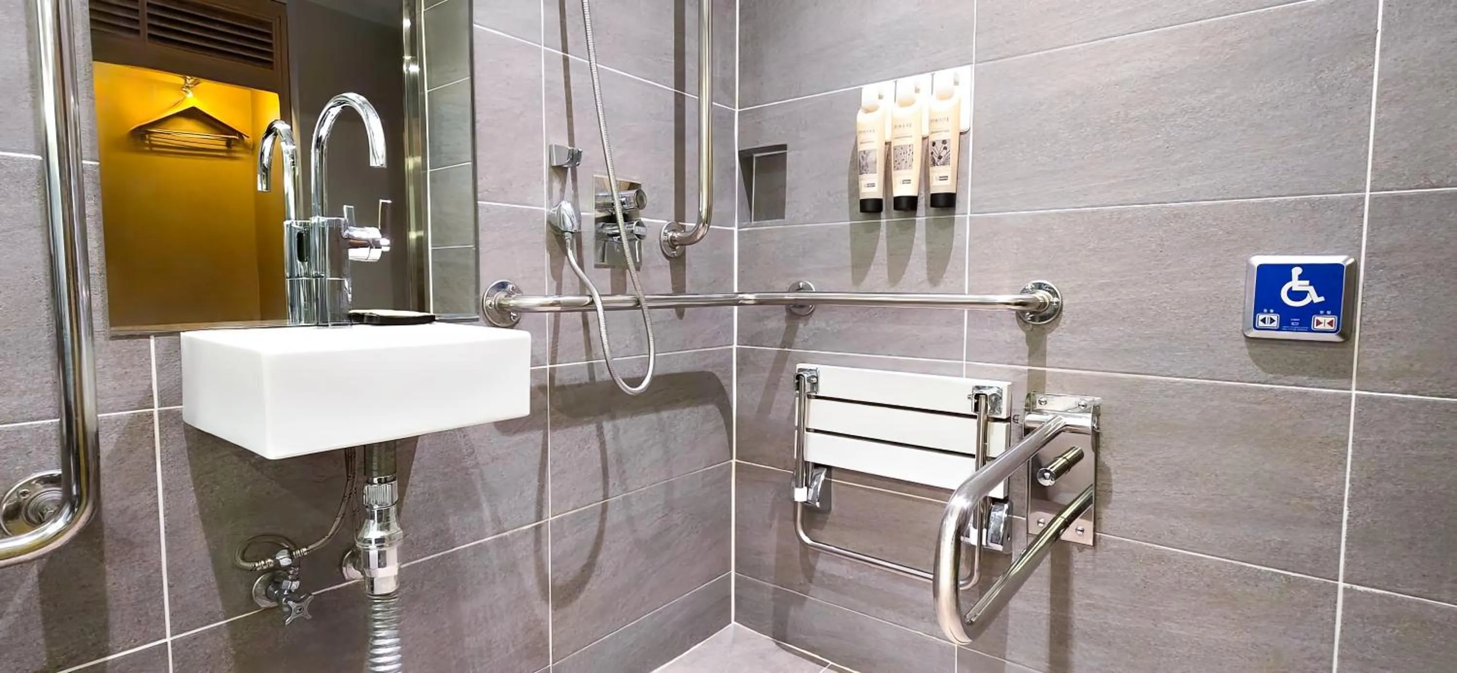 Shower in Hotel Midcity Myeongdong