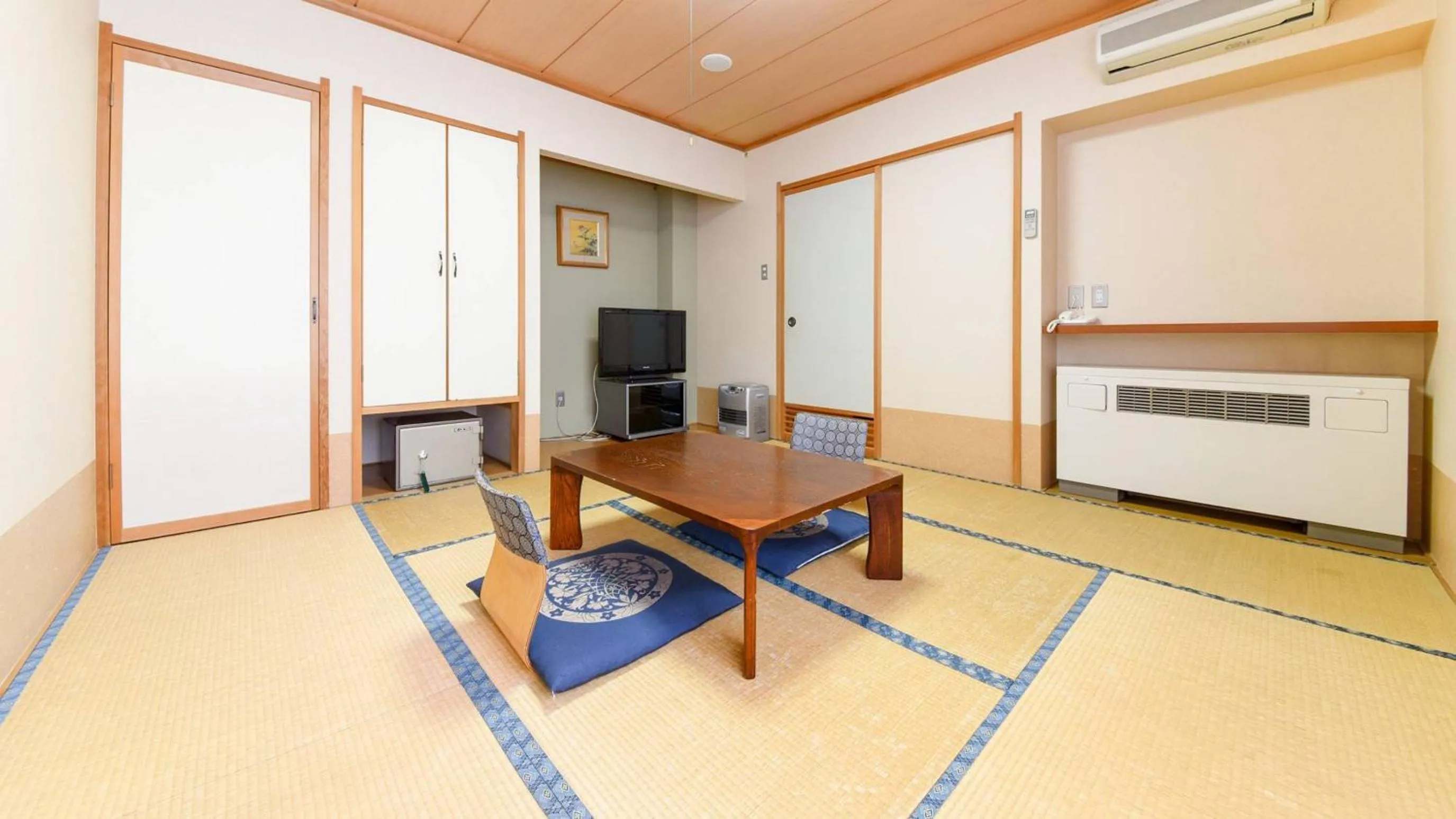 Photo of the whole room in Hotel Yunotaniso