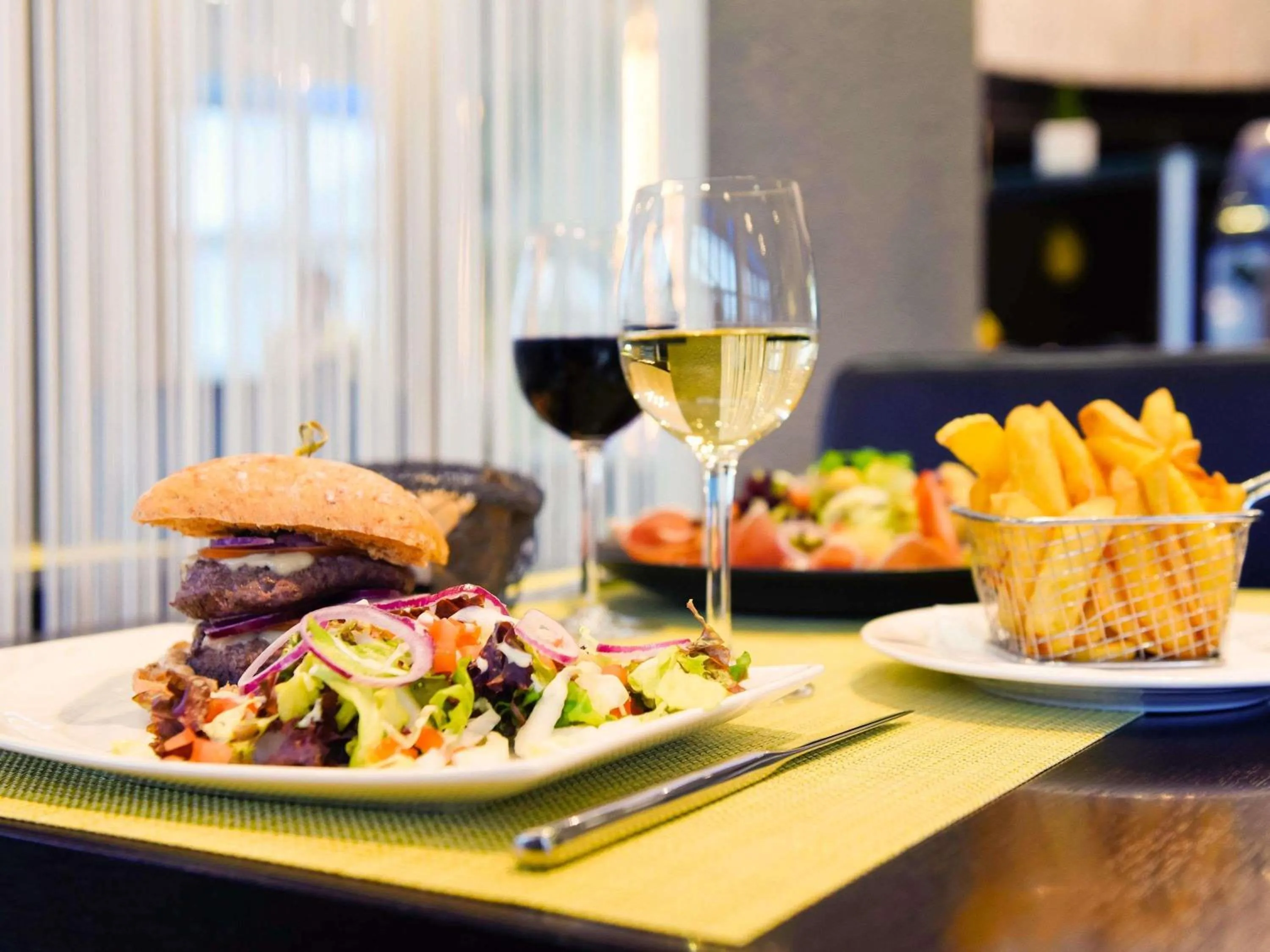 Restaurant/places to eat in Ibis Luxembourg Airport