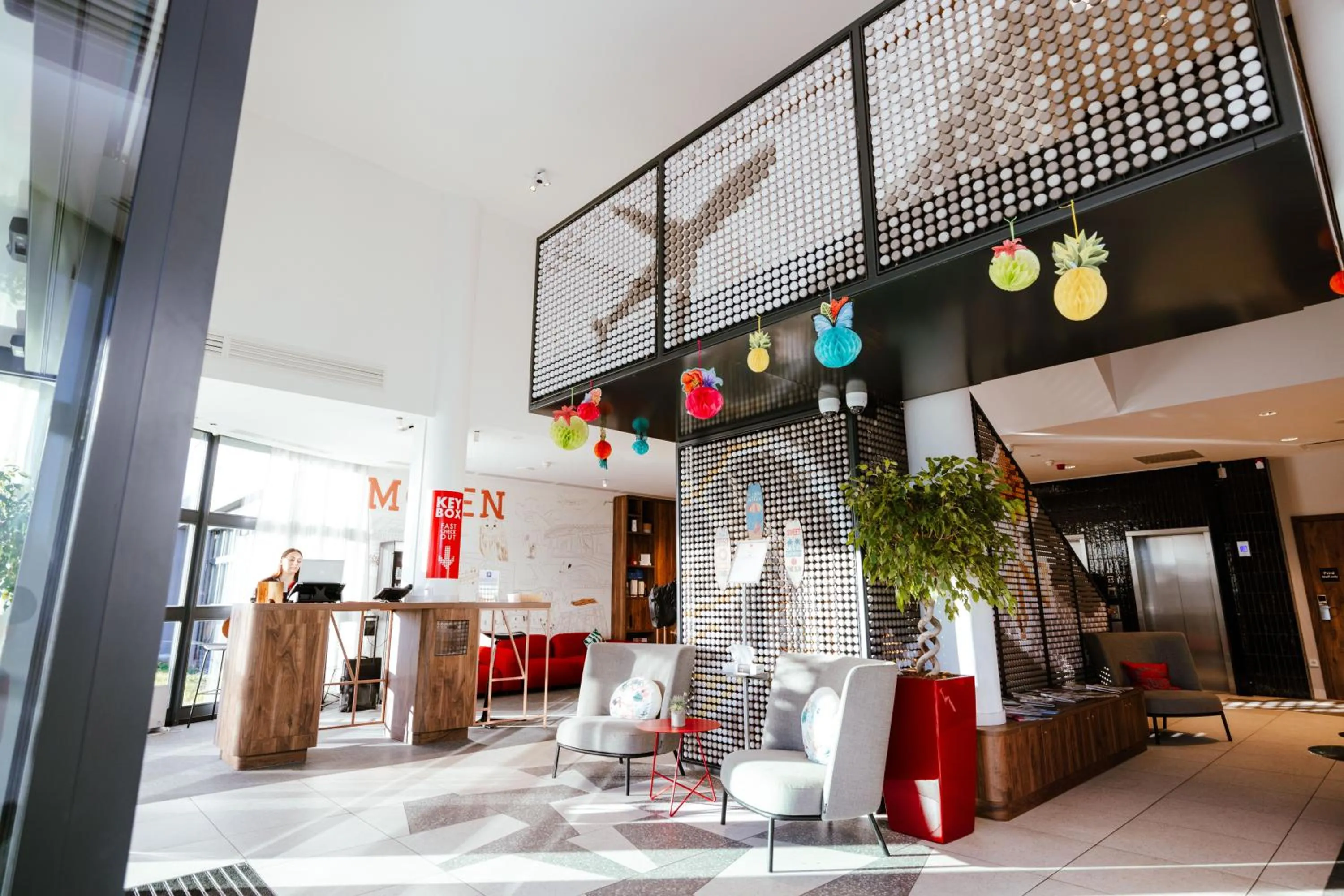 Lobby or reception in Ibis Luxembourg Airport