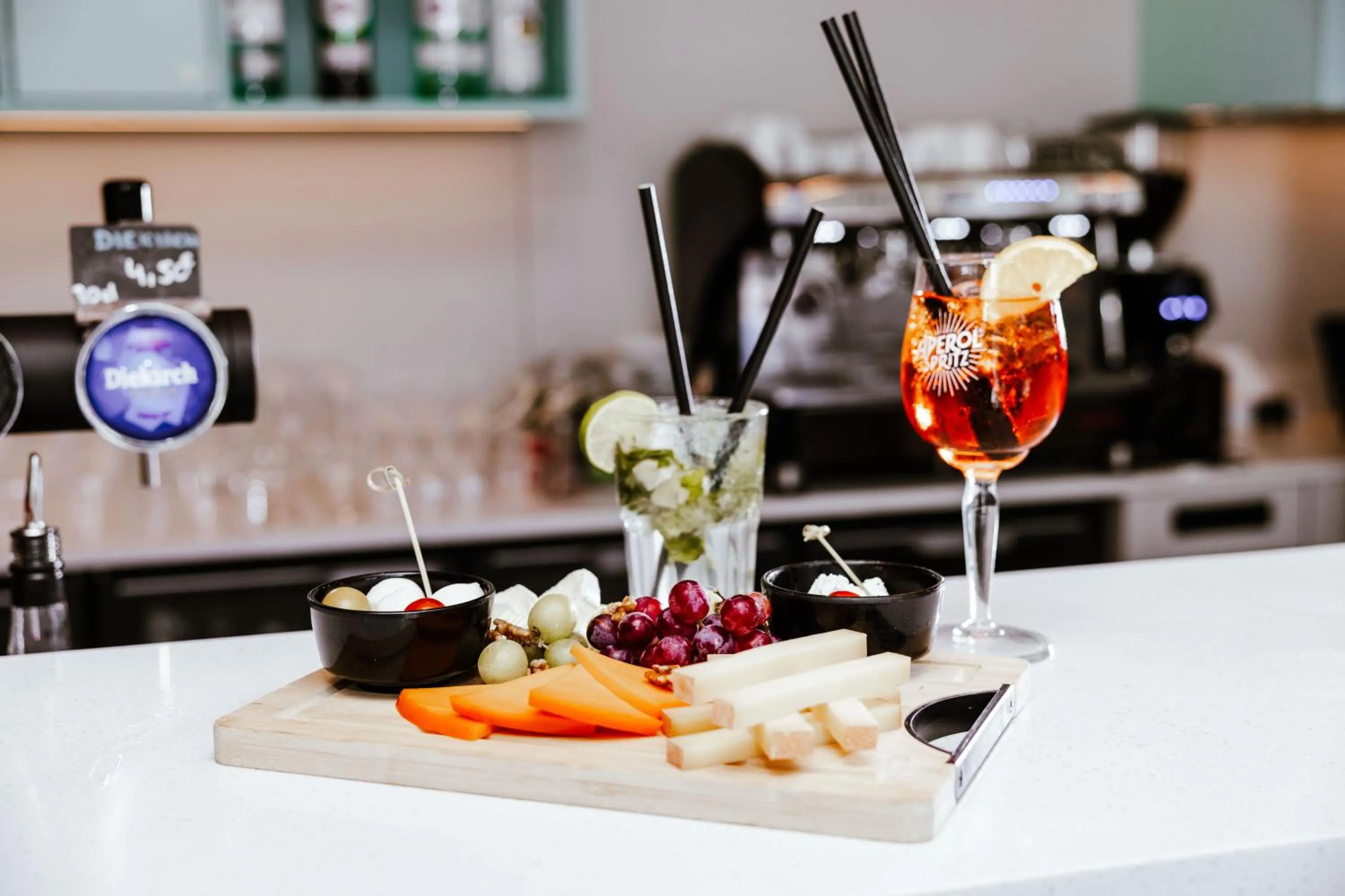 Lounge or bar in Ibis Luxembourg Airport