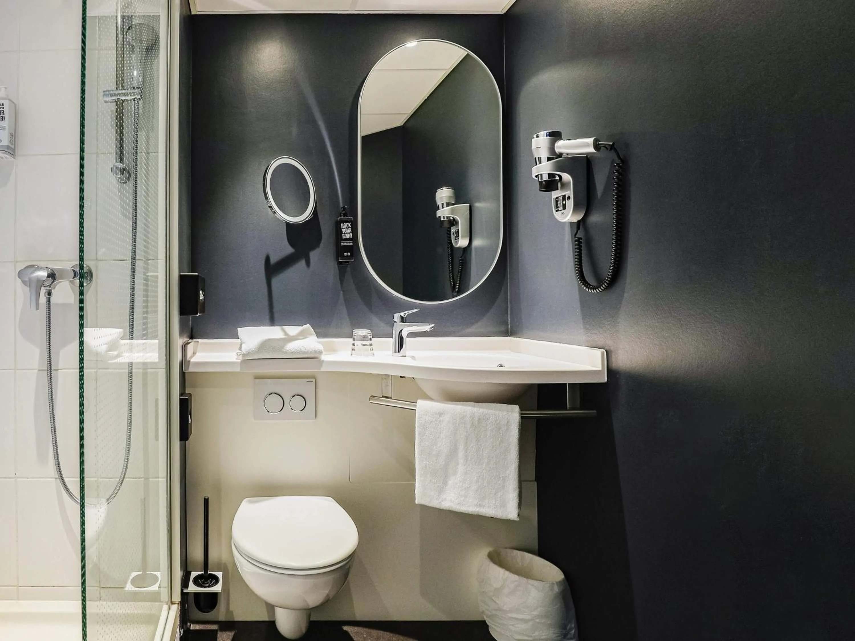 Bedroom in Ibis Luxembourg Airport