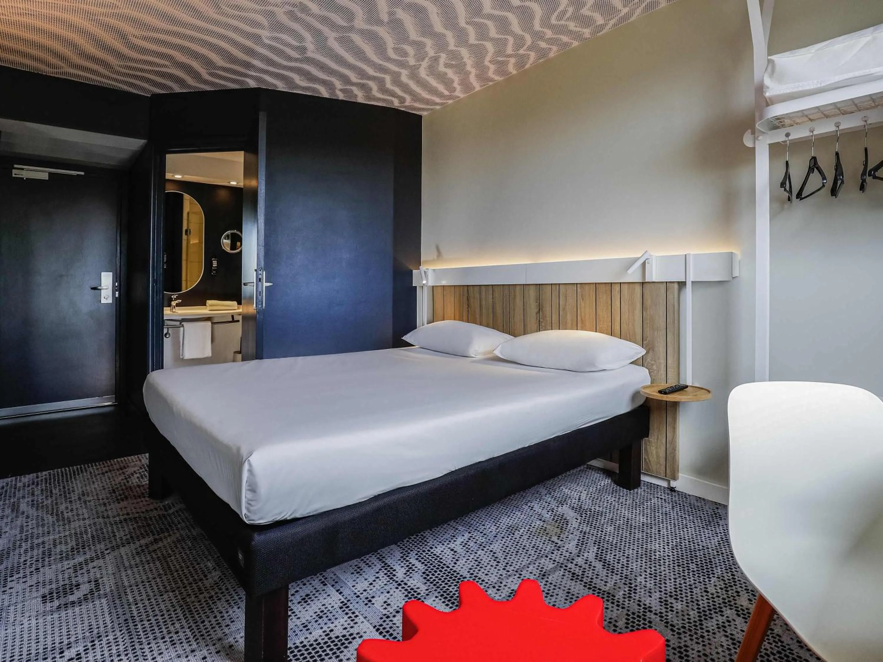 Property building, Bed in Ibis Luxembourg Airport