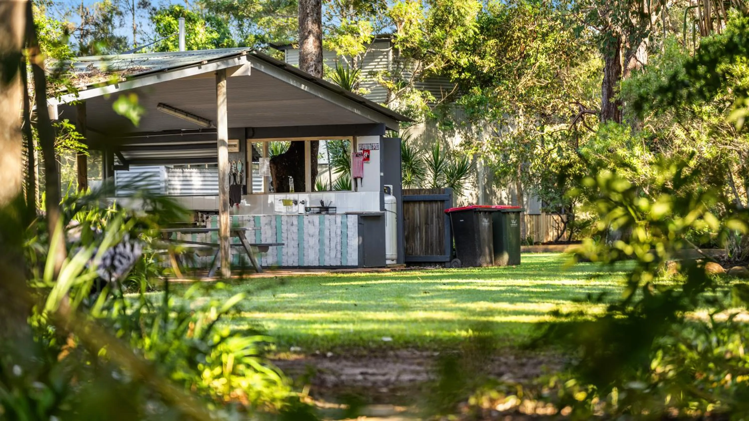 Communal kitchen in Wooli River Lodges
