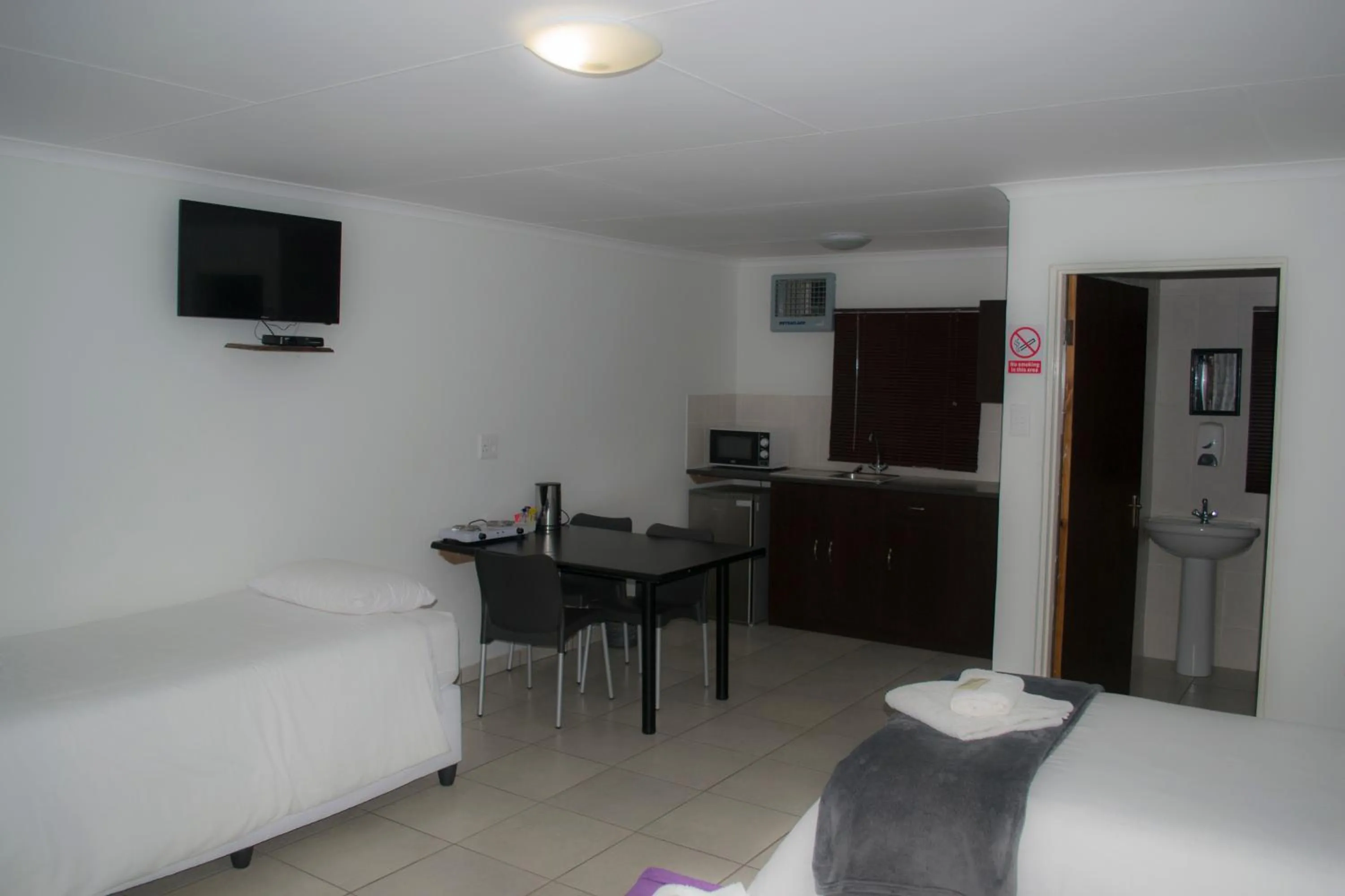 Photo of the whole room, Bed in La Palma Lodge