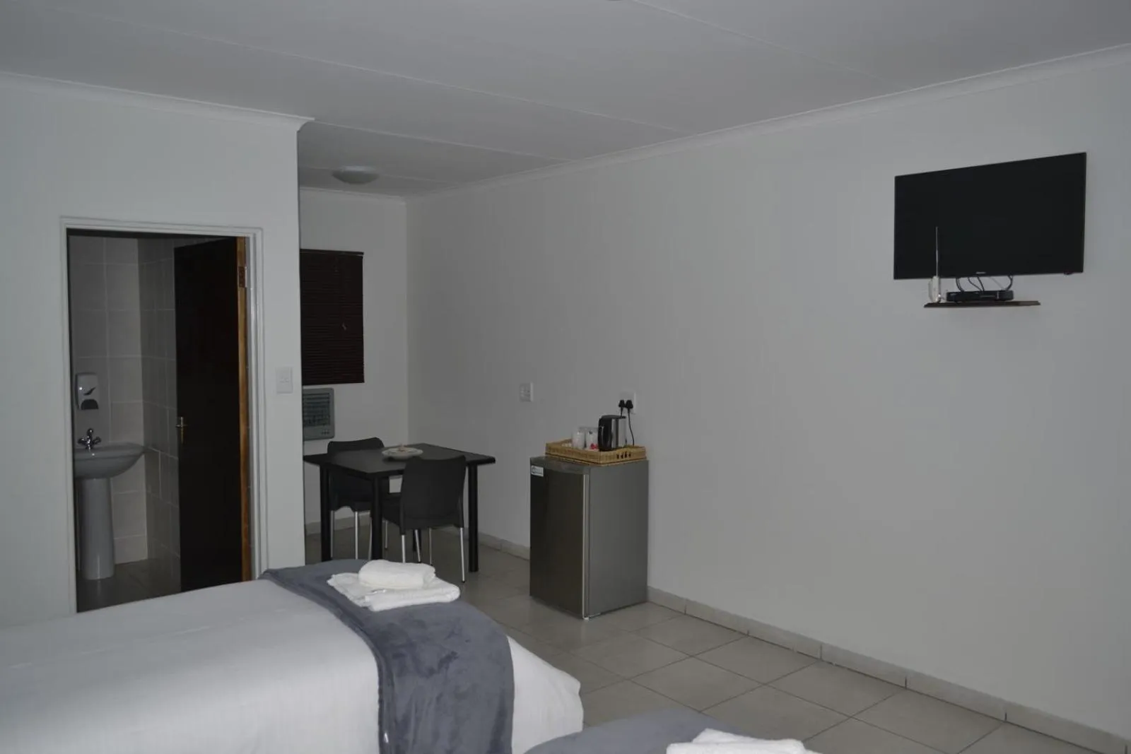 Photo of the whole room, Bed in La Palma Lodge