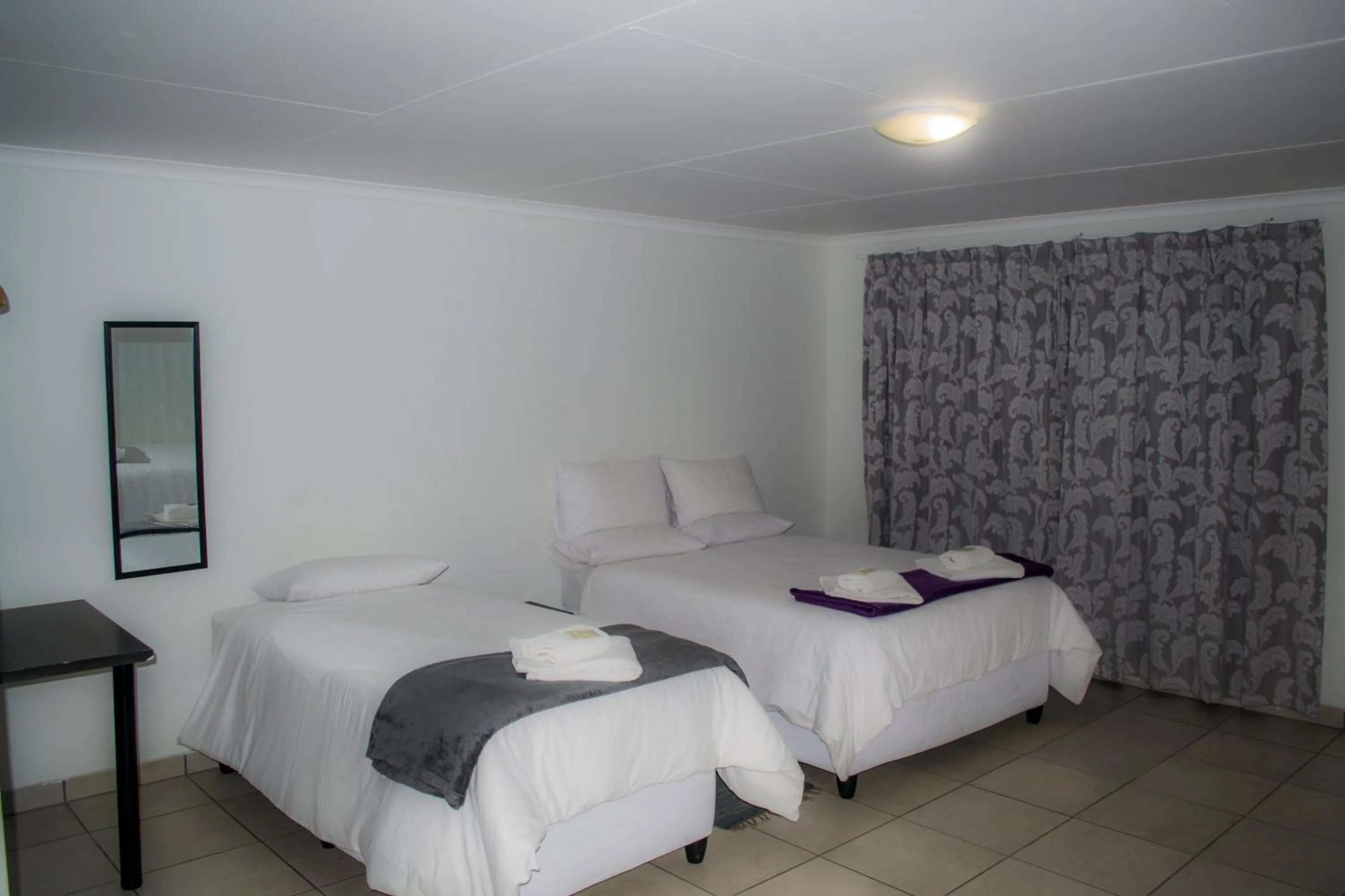 Photo of the whole room, Bed in La Palma Lodge