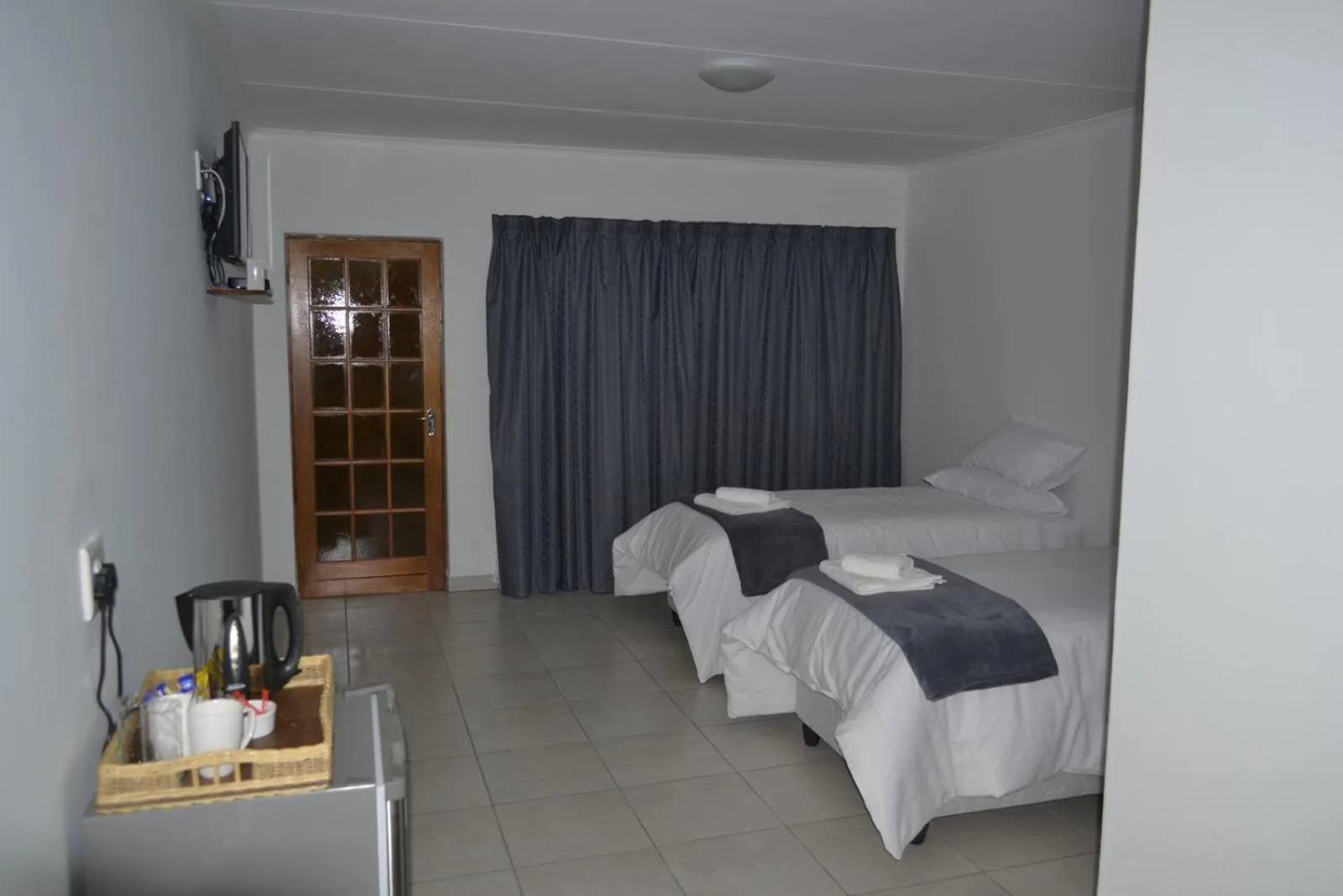 Photo of the whole room, Bed in La Palma Lodge