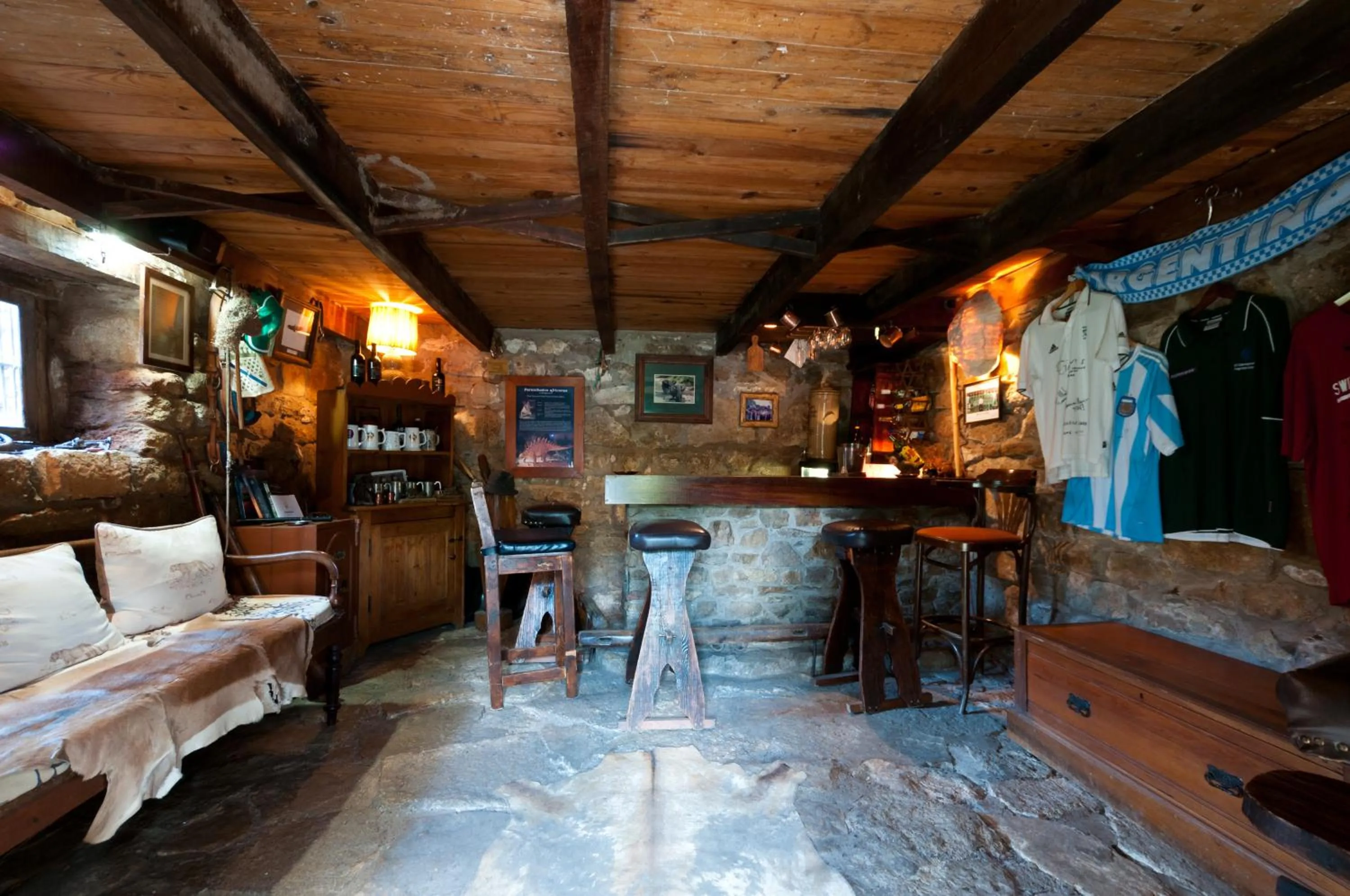 Lounge or bar in Leeuwenbosch Shearers Lodge - Amakhala Game Reserve