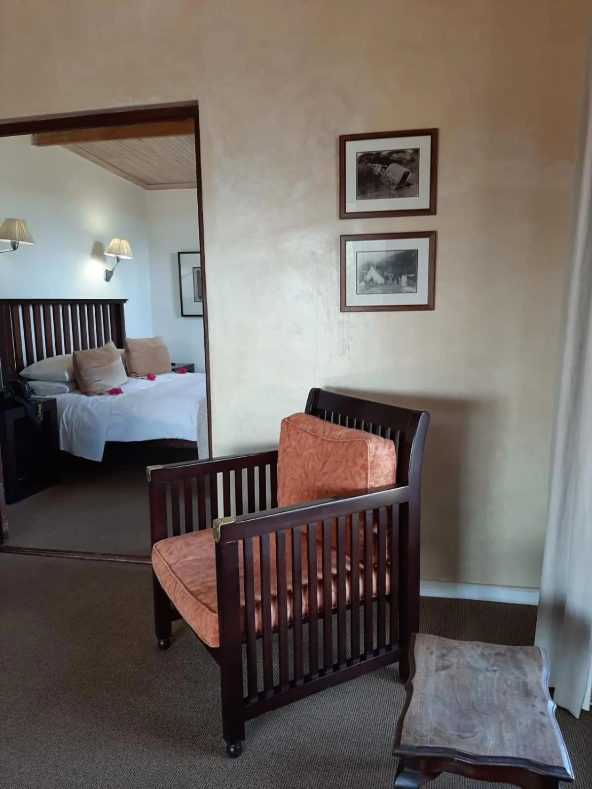 Living room, Bed in Leeuwenbosch Shearers Lodge - Amakhala Game Reserve