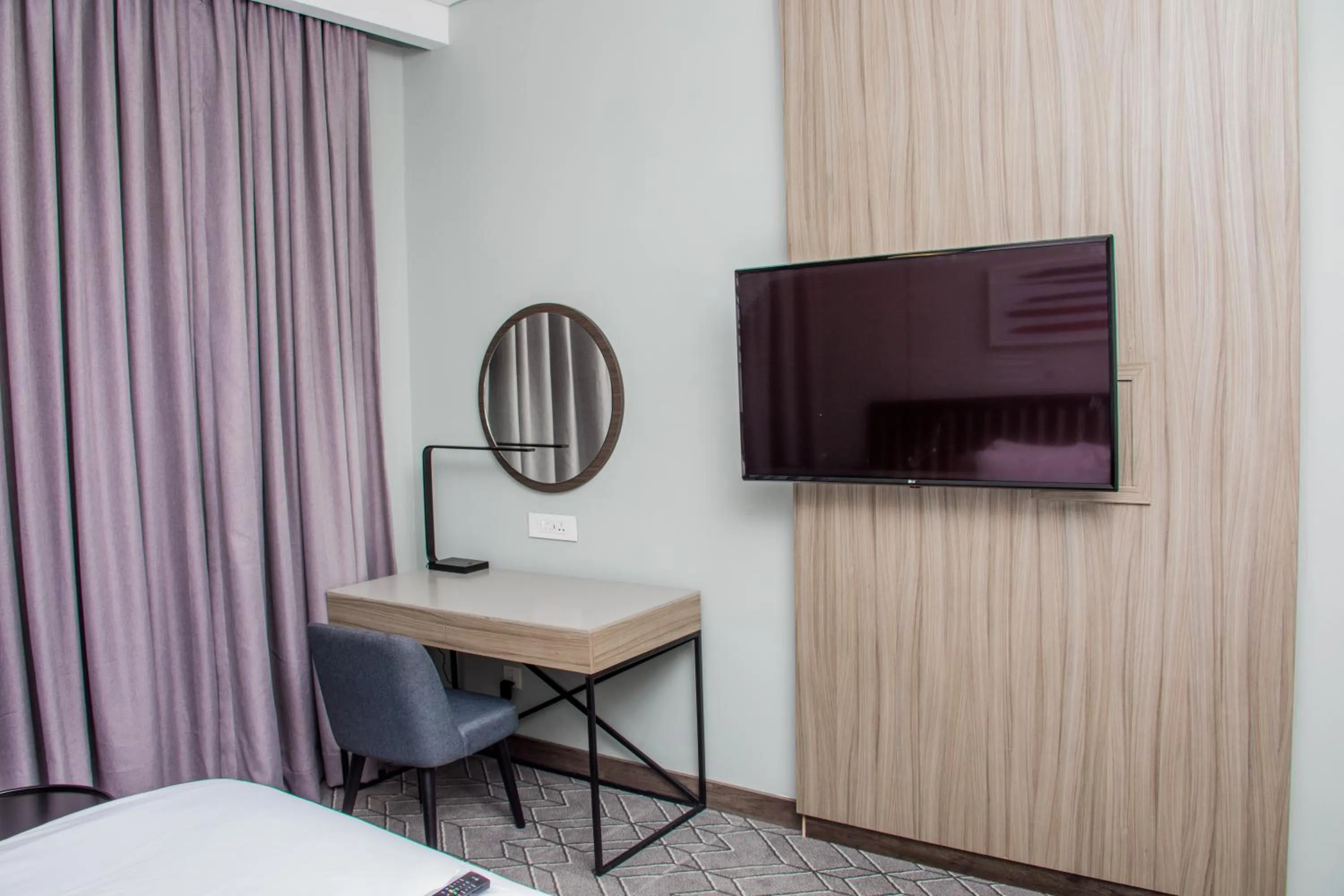 TV and multimedia, Bed in Radisson Lagos Ikeja