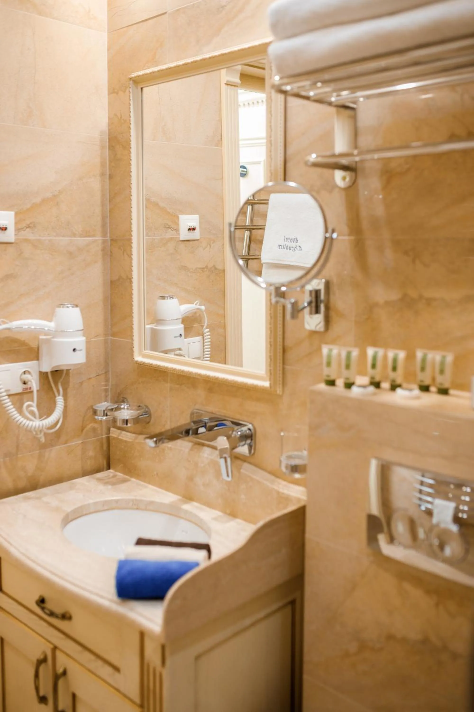 Shower in Chevalier Hotel & SPA