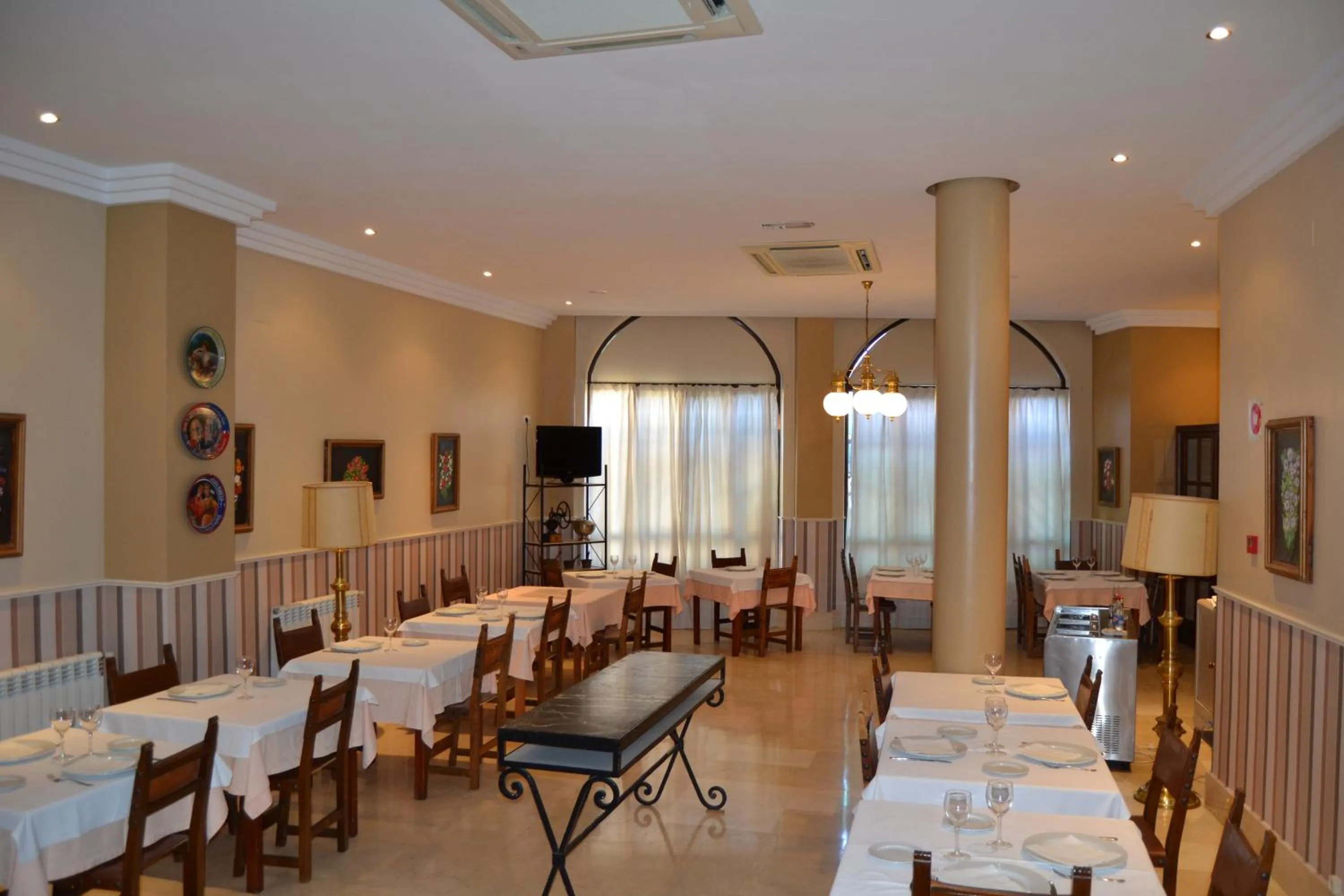 Restaurant/places to eat in Hotel Villegas