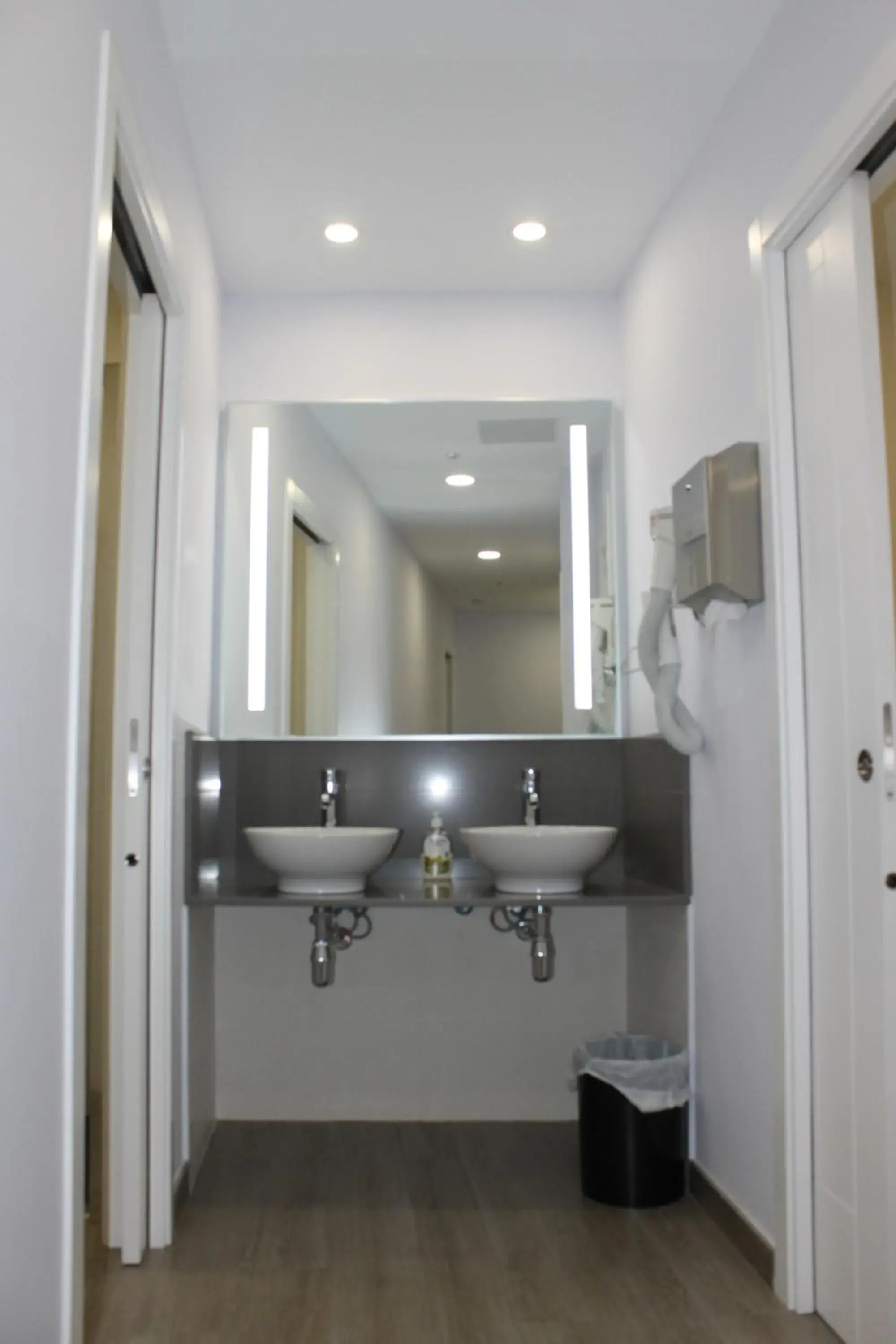 Bed in 8-Bed Mixed Dormitory Room in Albergue Linares Bed in 8-Bed Mixed Dormitory Room in Albergue Linares