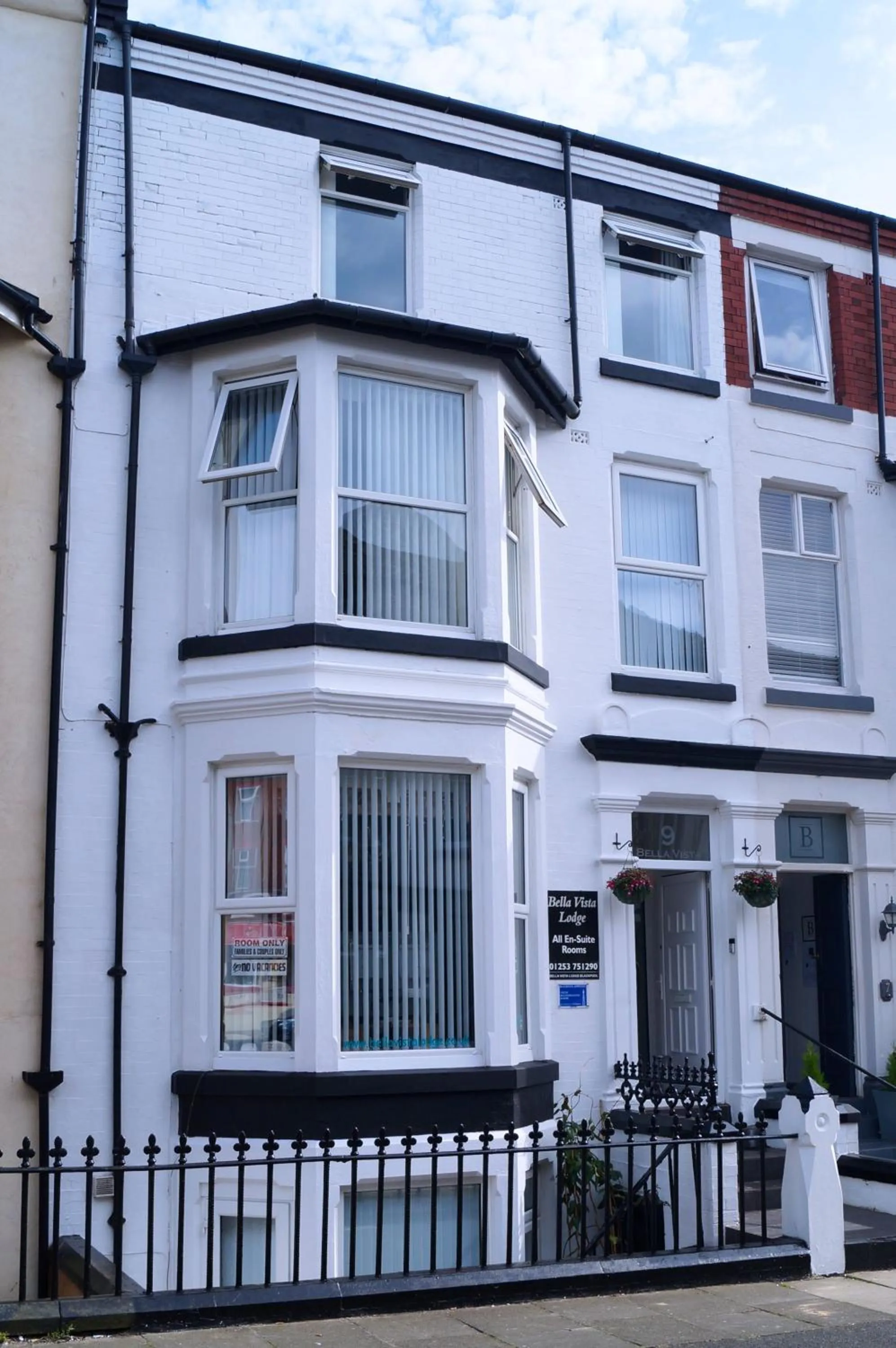 Facade/entrance in Bella Vista Lodge