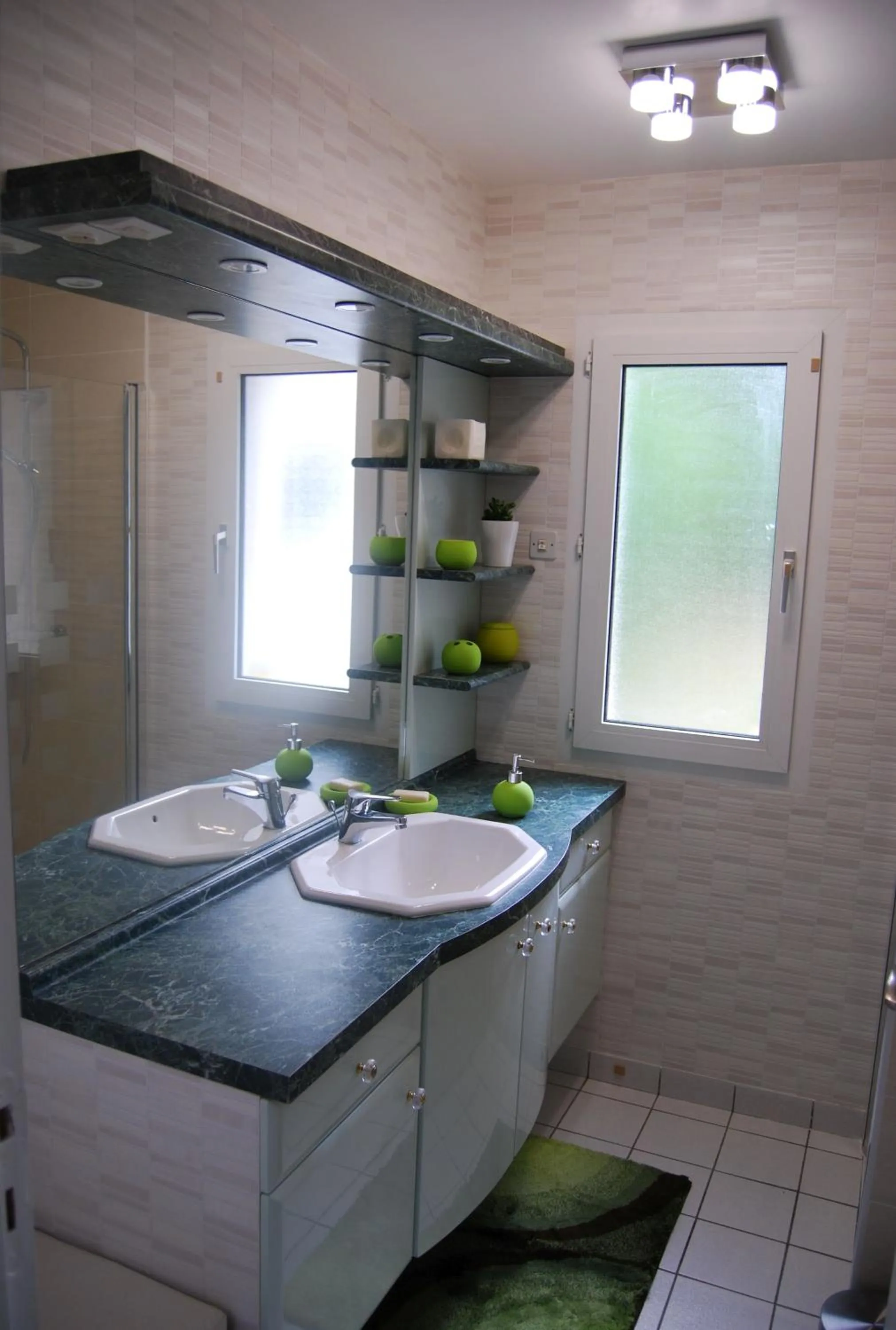 Bathroom in Kerzara - Le Gîte