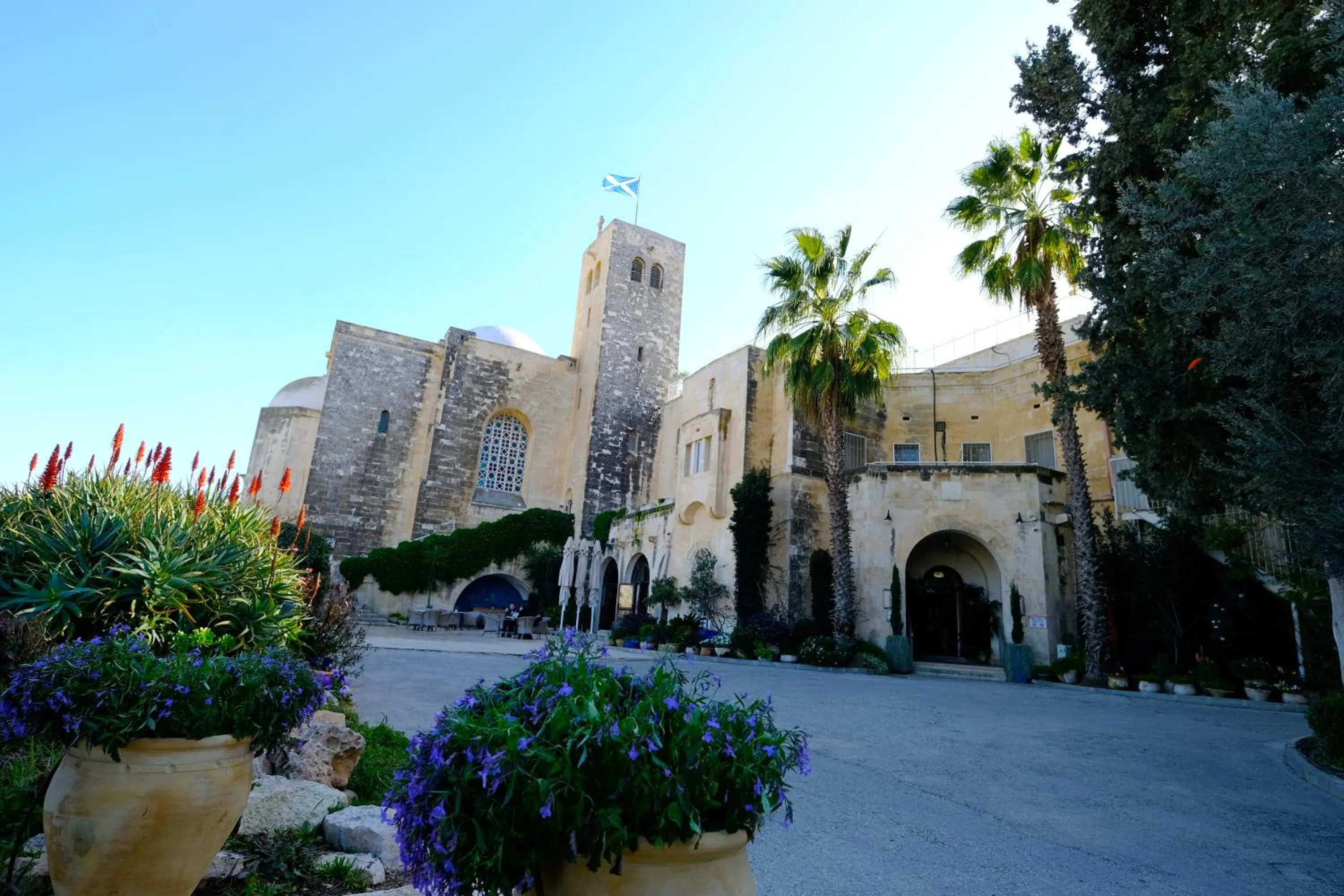 Facade/entrance in Scots House Hotel