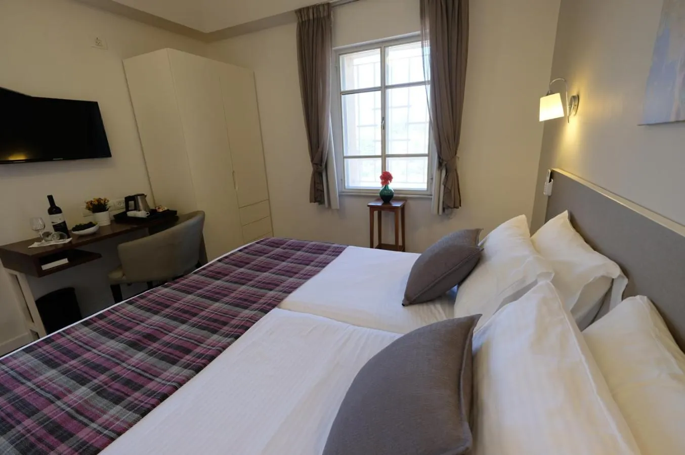 Bed in Scots House Hotel