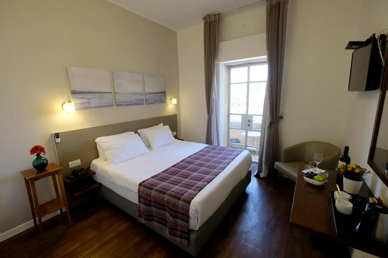 Photo of the whole room, Bed in Scots House Hotel