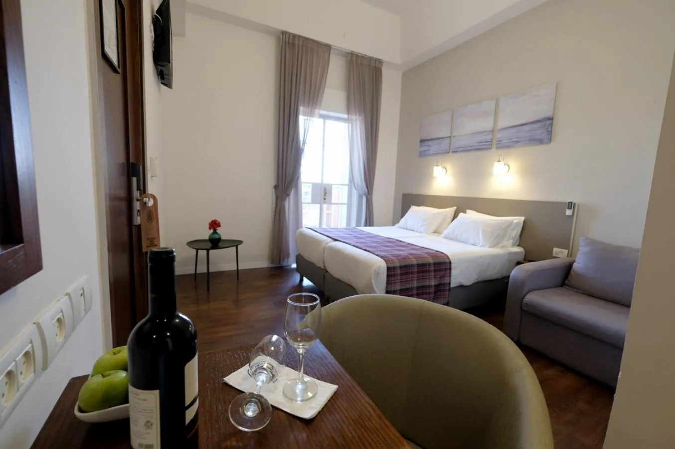 Photo of the whole room, Bed in Scots House Hotel