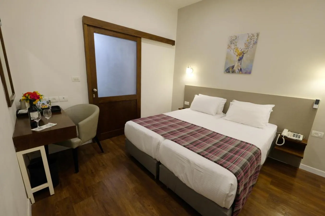 Photo of the whole room, Bed in Scots House Hotel