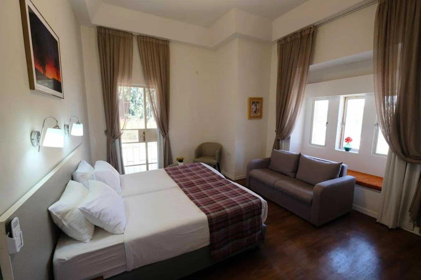 Photo of the whole room, Bed in Scots House Hotel