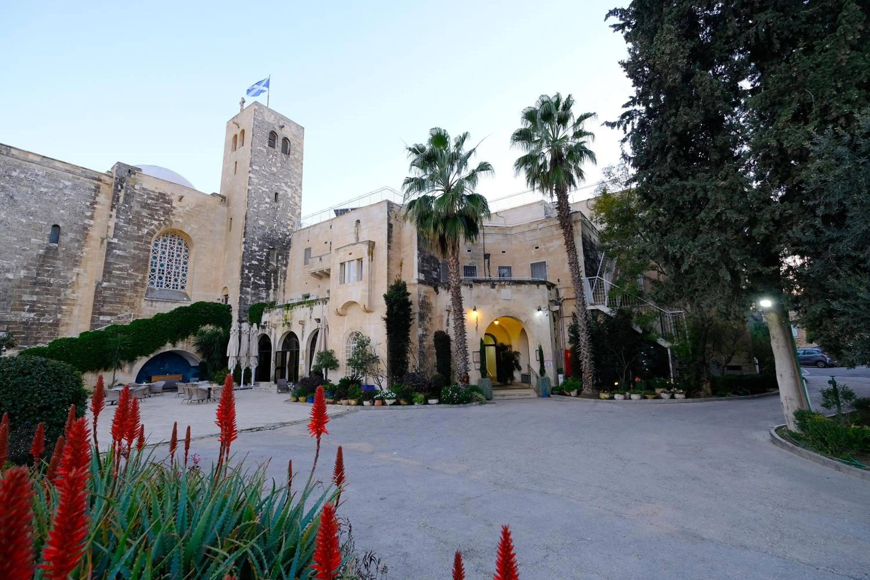 Patio in Scots House Hotel