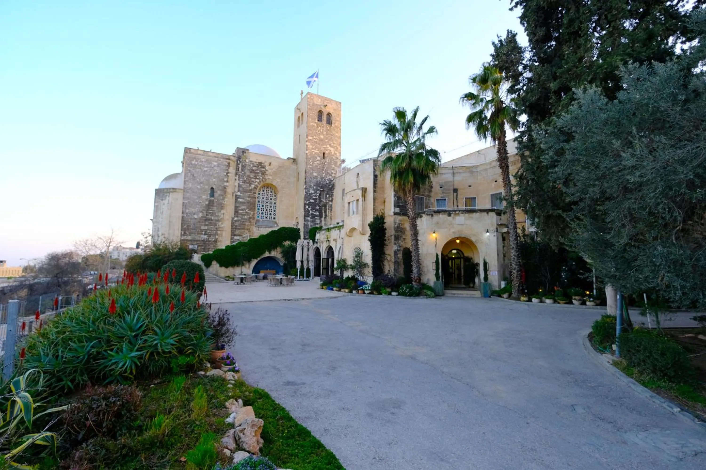 Facade/entrance in Scots House Hotel