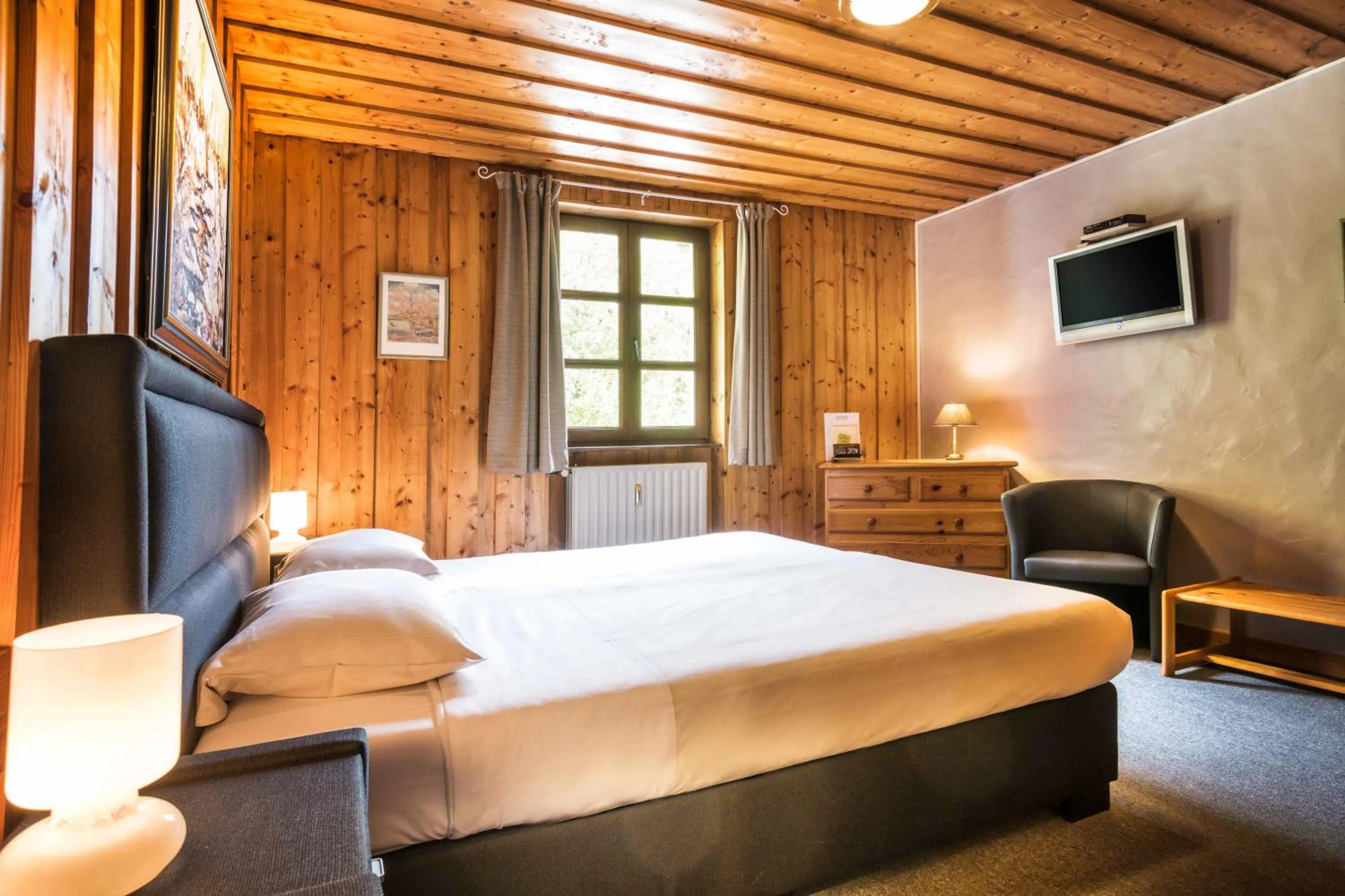 Photo of the whole room, Bed in Domaine du Moulin d'Asselborn