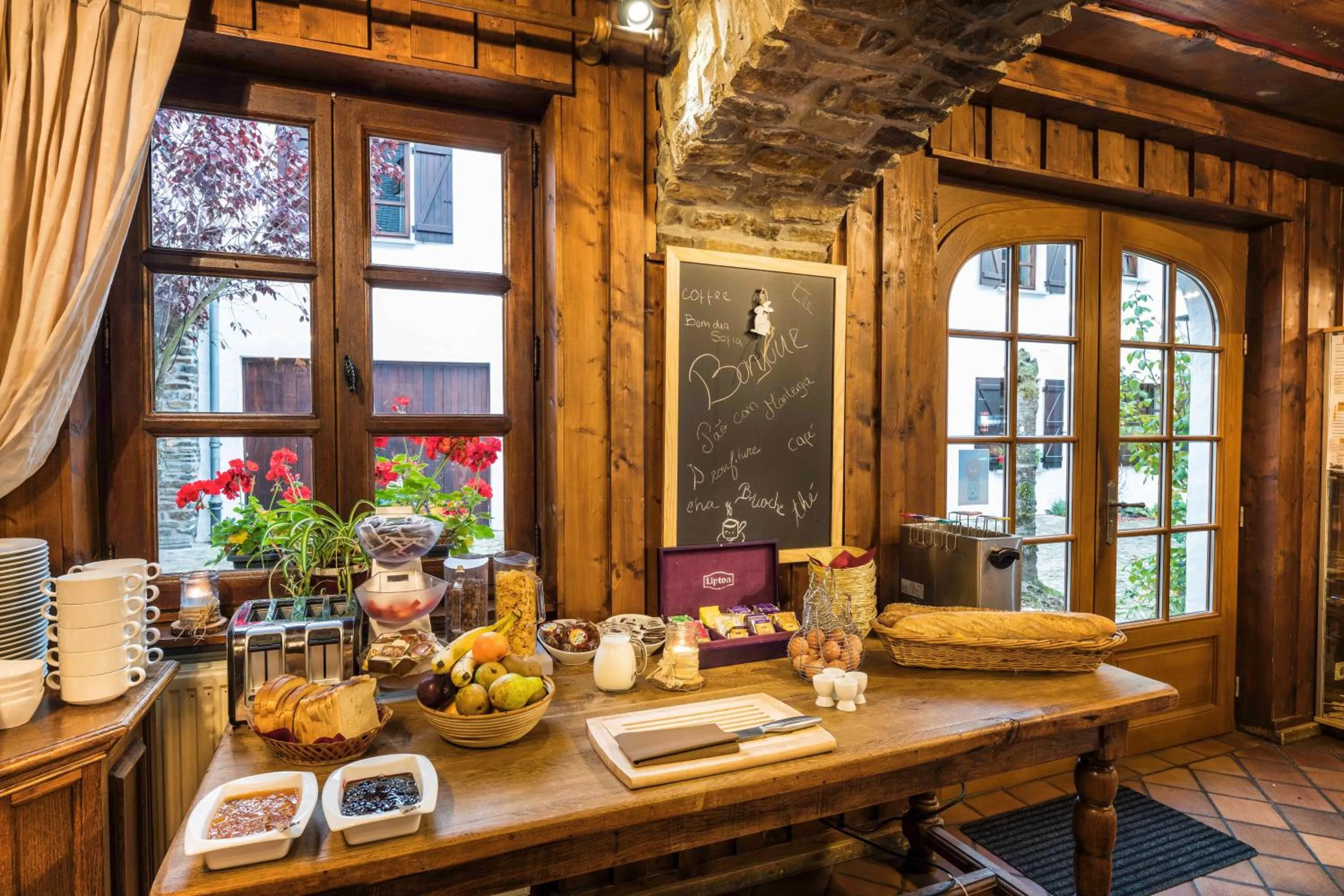 Buffet breakfast in Domaine du Moulin d'Asselborn