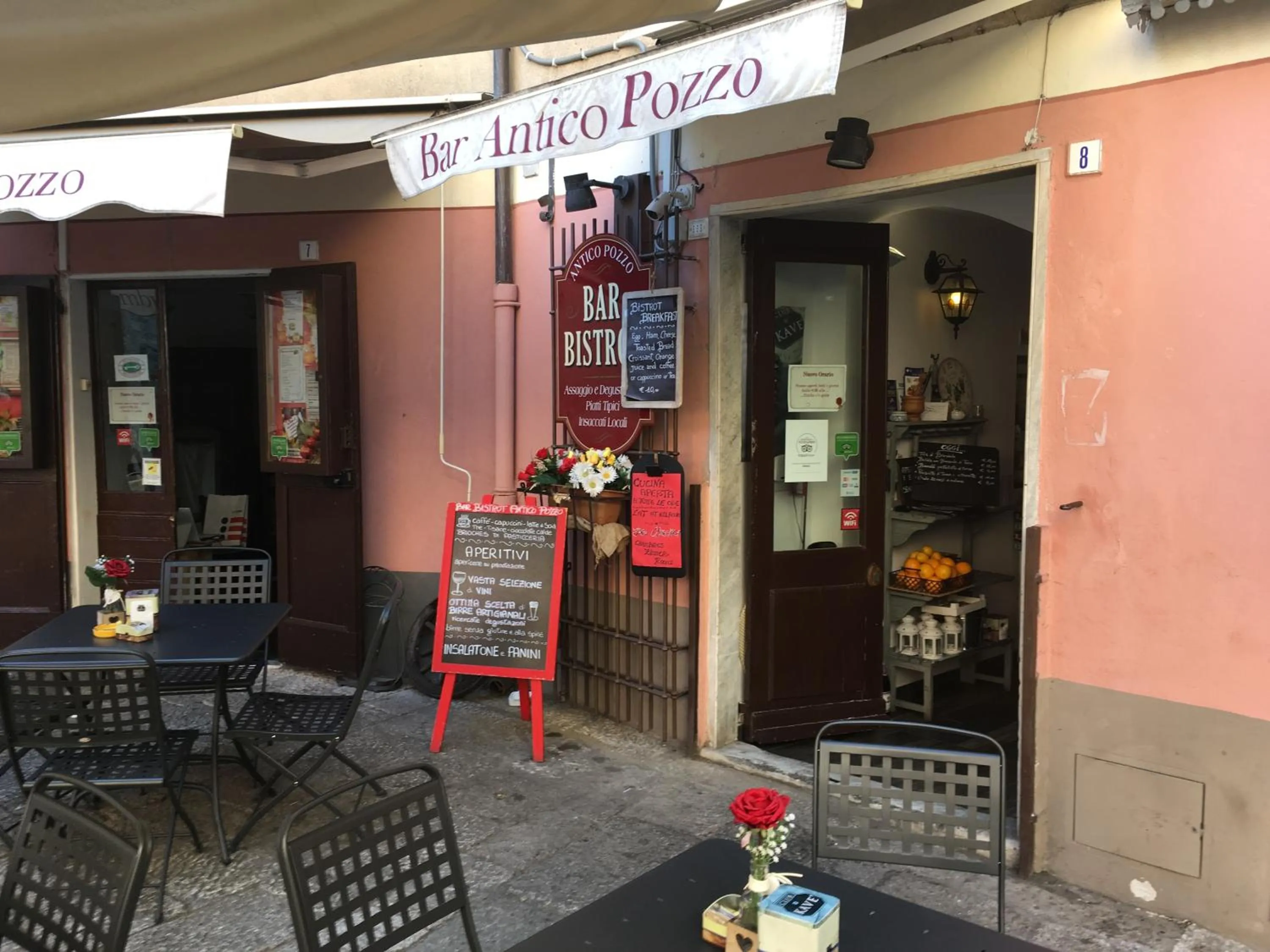 Restaurant/places to eat in Antico Pozzo Bed and Breakfast