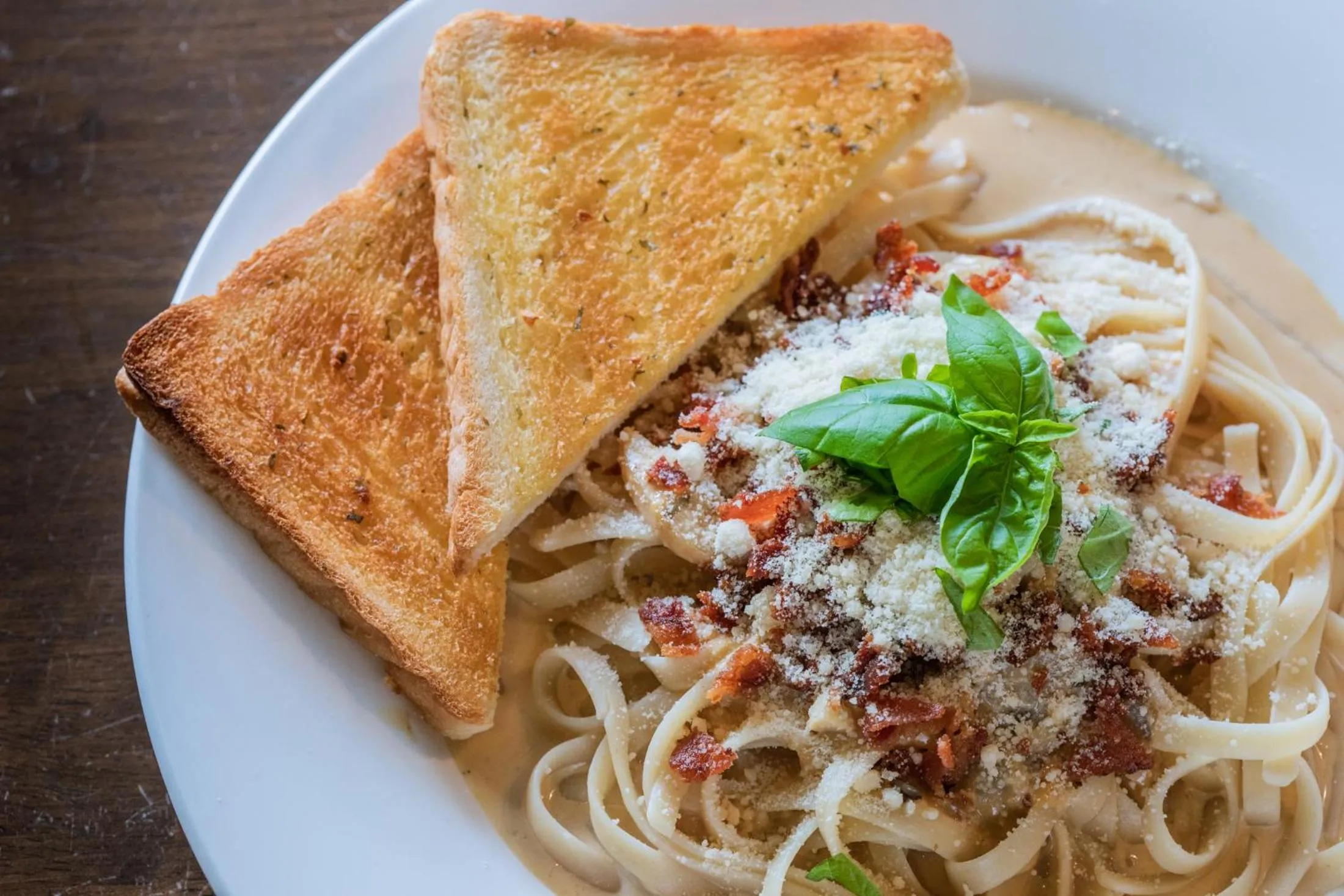 Restaurant/places to eat in Rosvenil Hotel