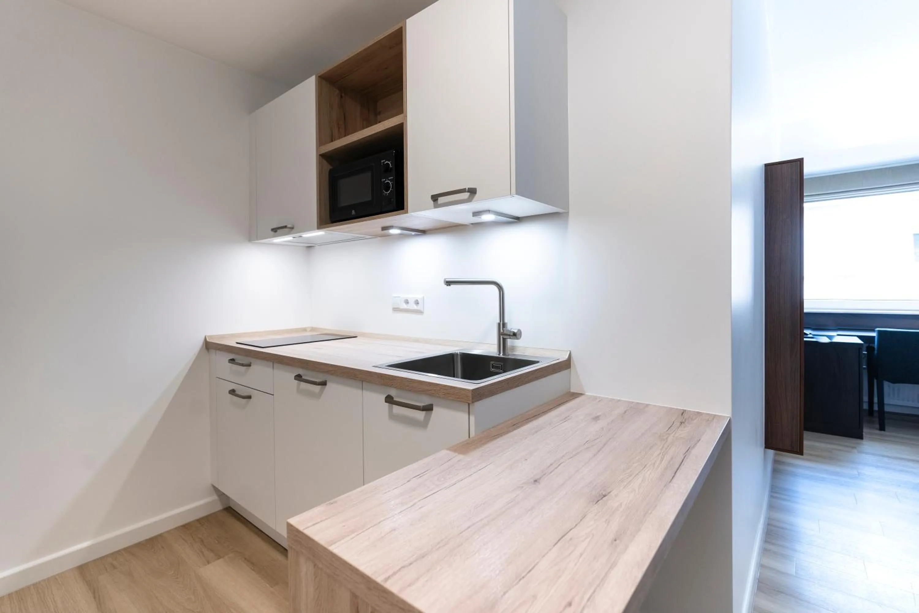 Kitchen or kitchenette in Logis Hôtel Acacia