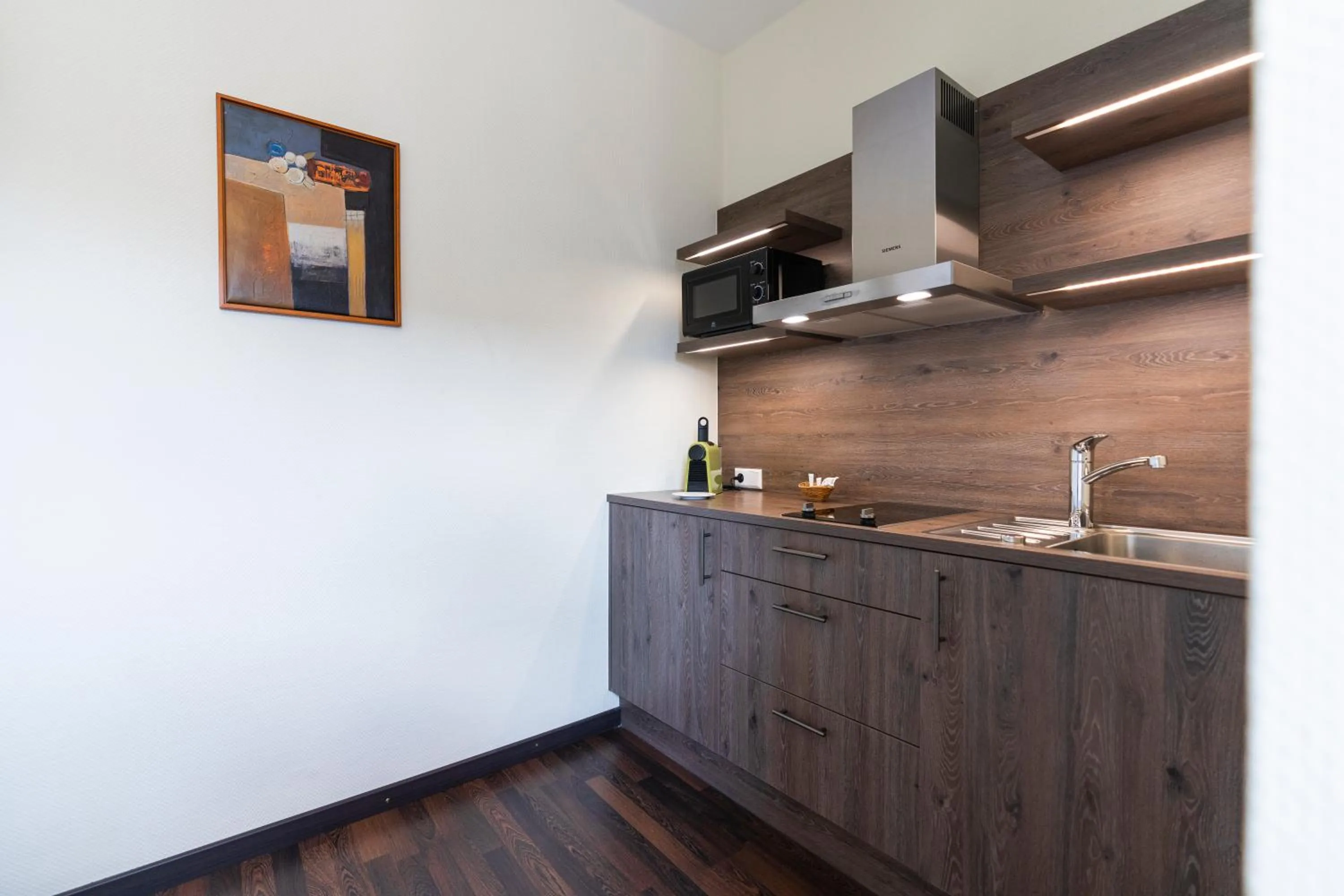 Kitchen or kitchenette in Logis Hôtel Acacia