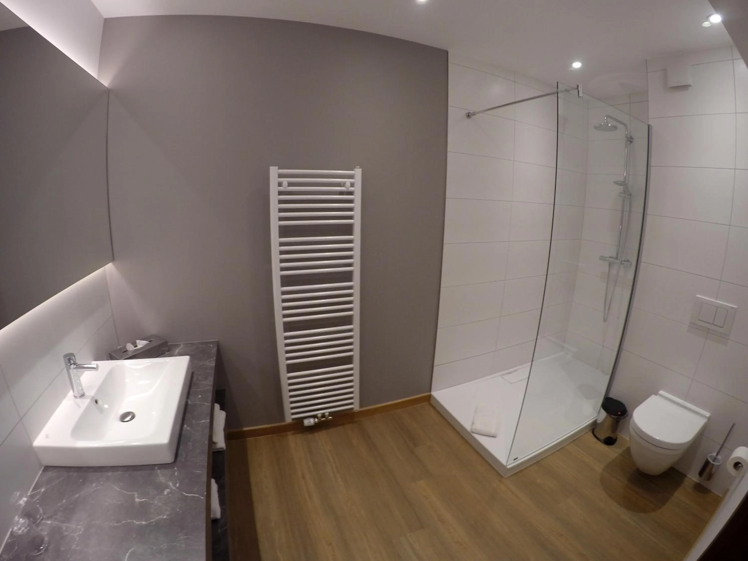 Shower in Logis Hôtel Acacia