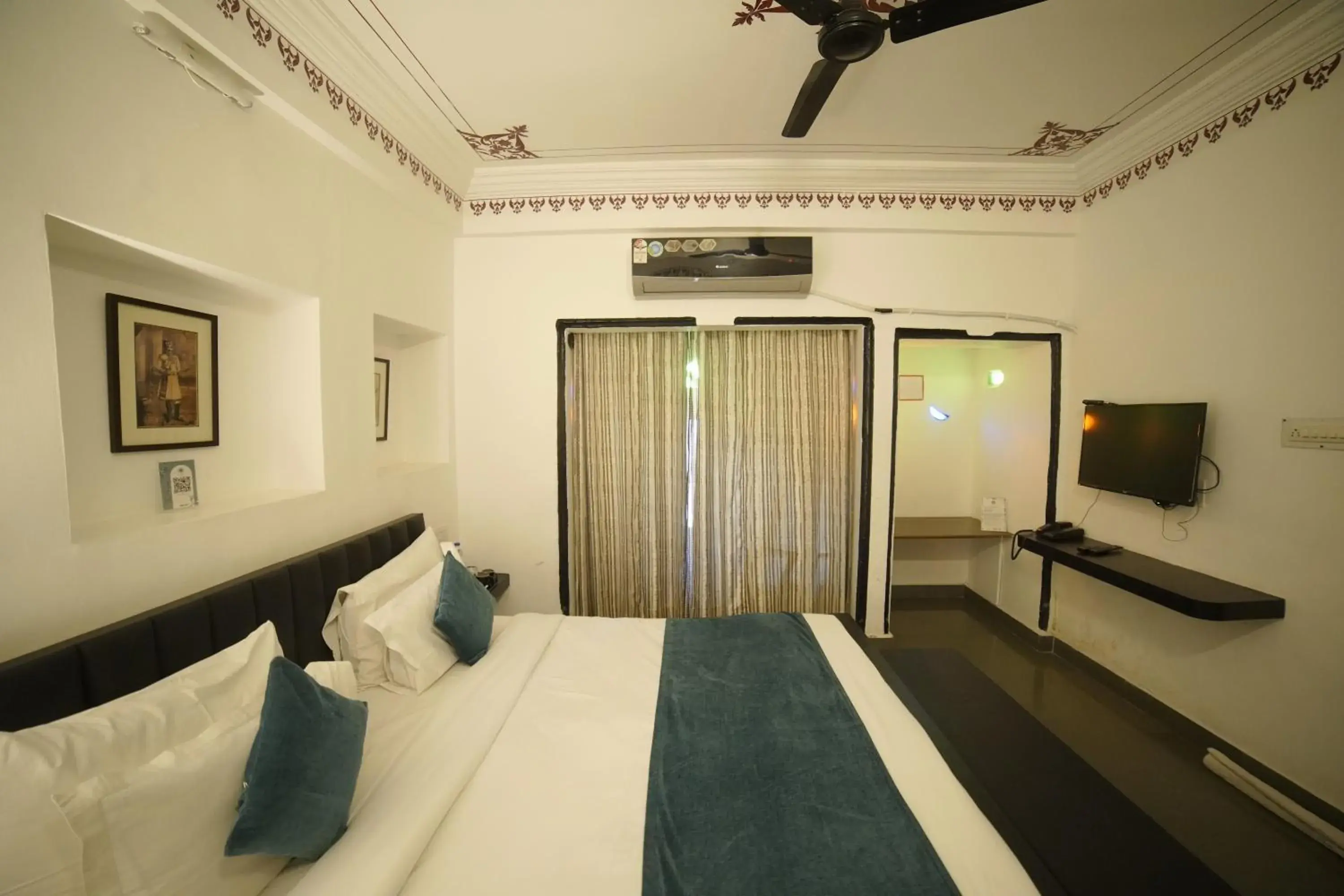 Deluxe Double Room in Hotel Banjara Heritage Deluxe Double Room in Hotel Banjara Heritage