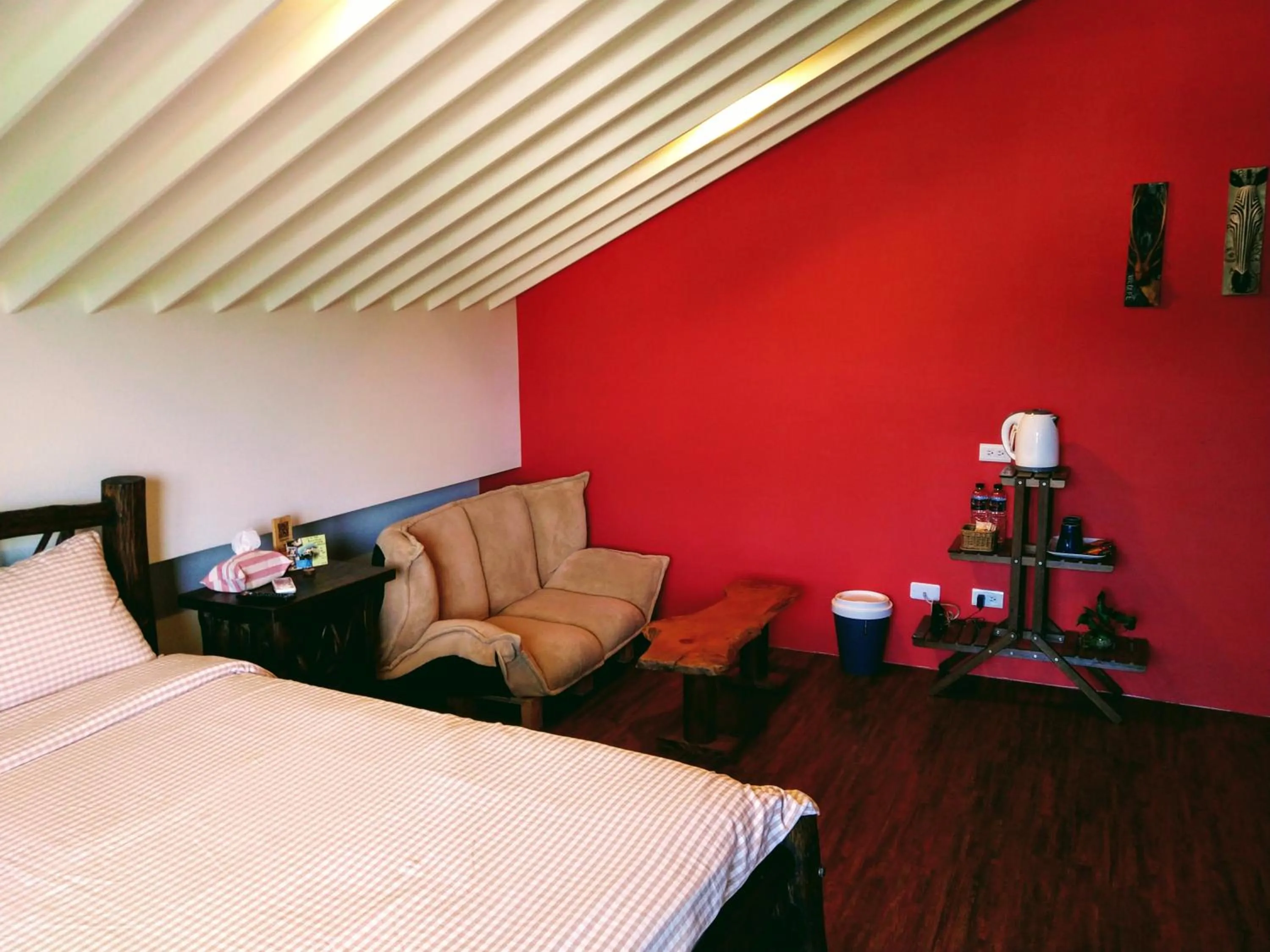 Photo of the whole room, Bed in Celine's B&B