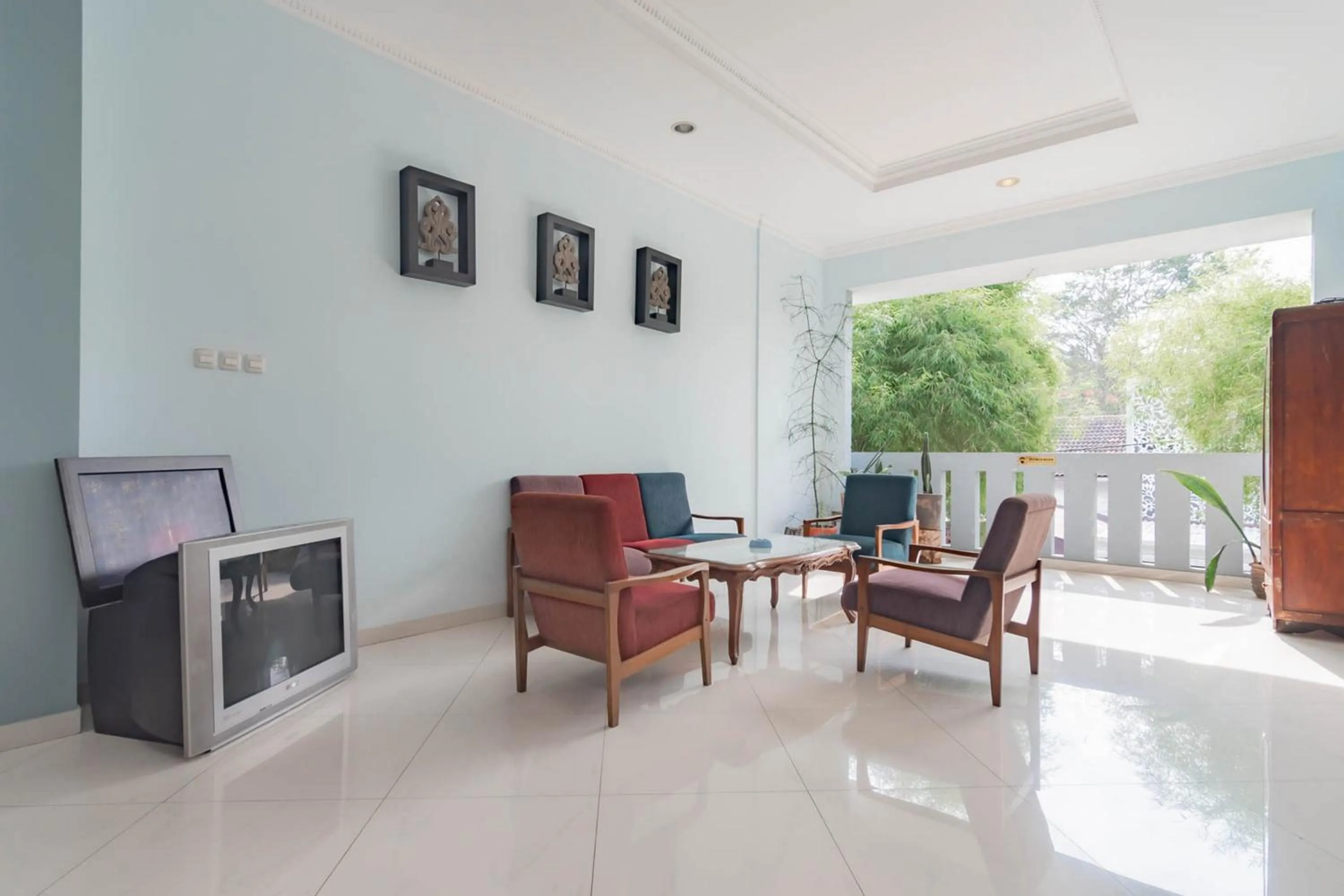 Seating area in RedDoorz at Palagan Joglo Sersan Bajuri