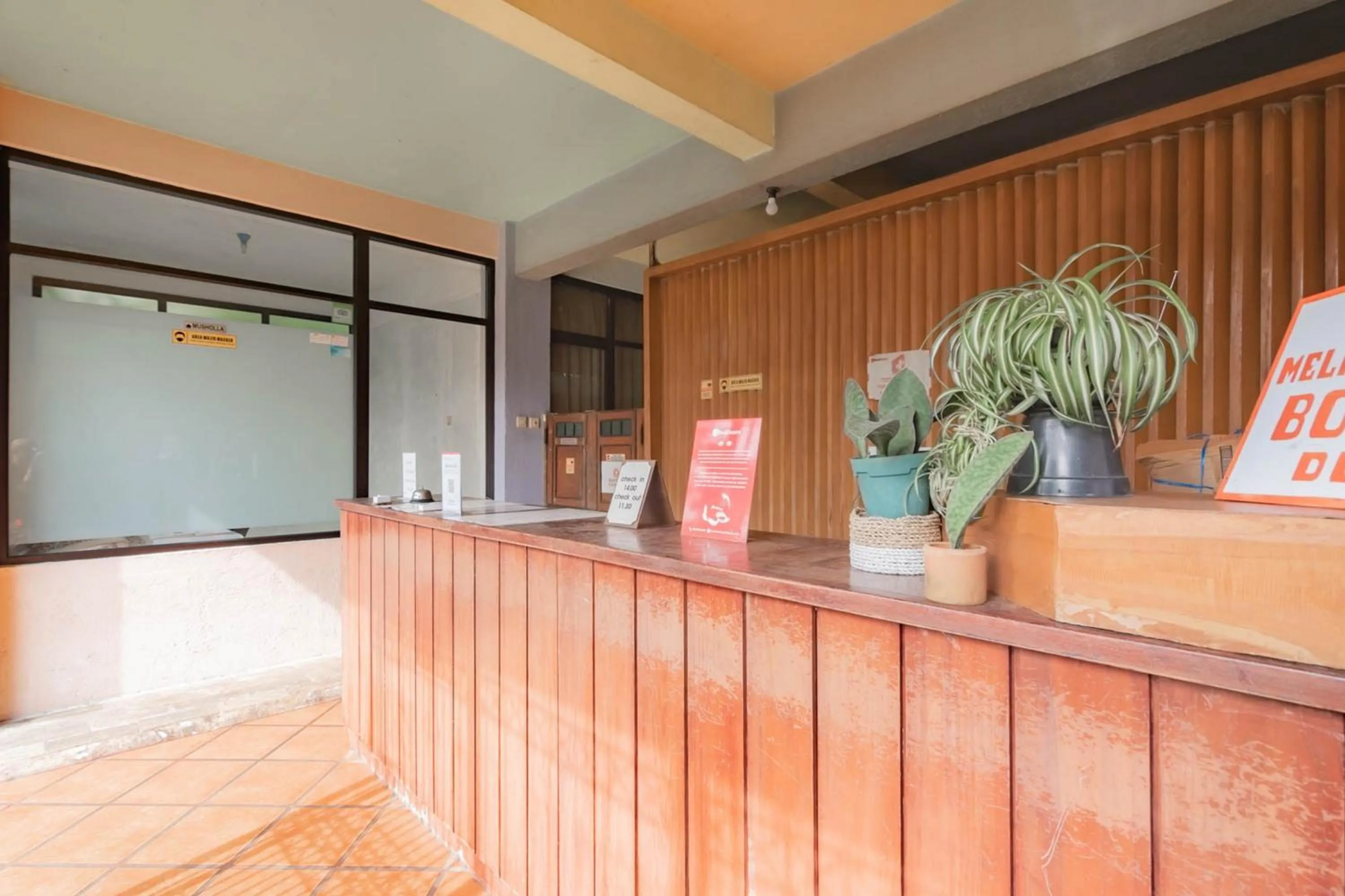 Lobby or reception in RedDoorz at Palagan Joglo Sersan Bajuri